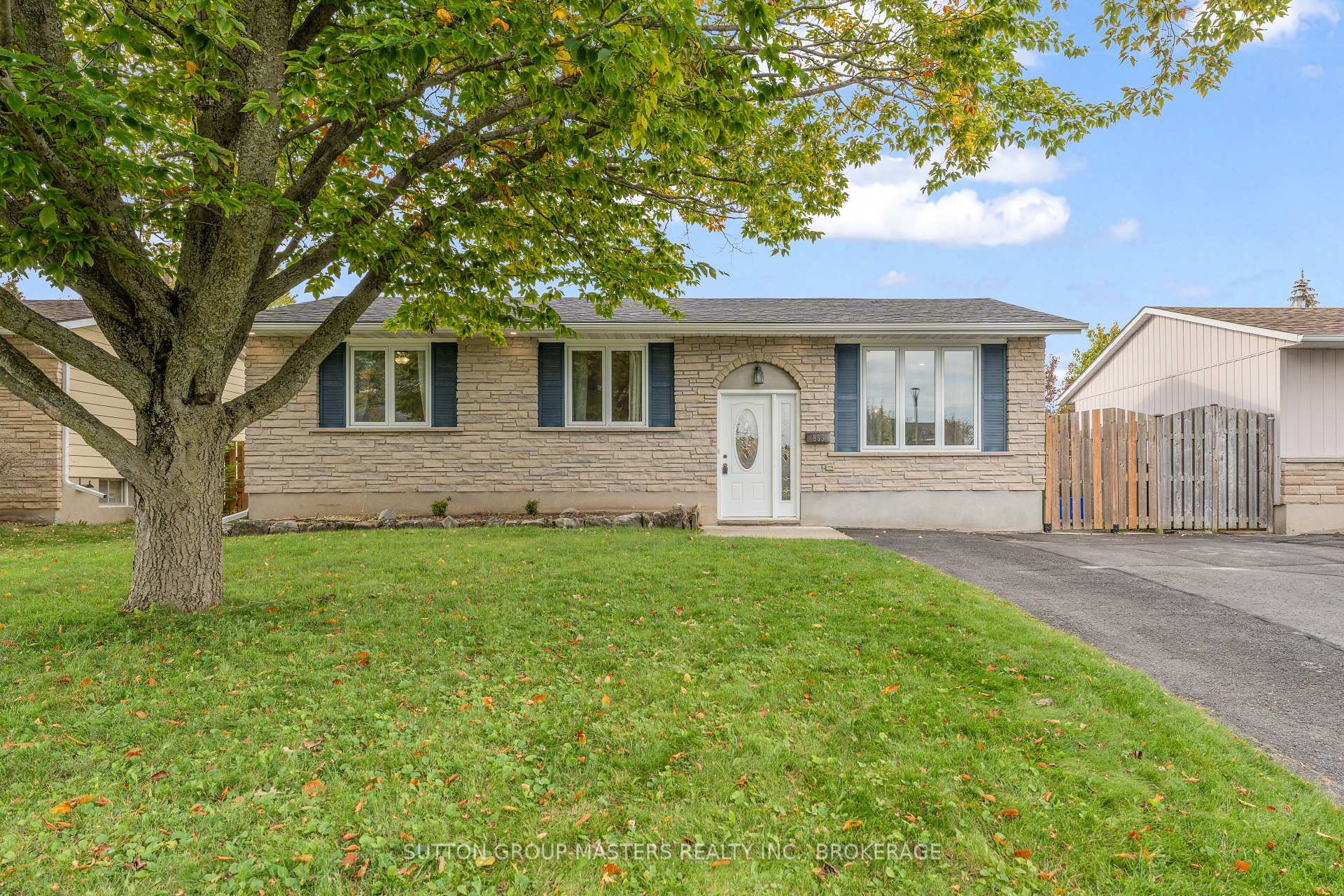 Photo 2 of 863 Pembridge Crescent, Kingston, South of Taylor-Kidd Blvd — HOMEH
