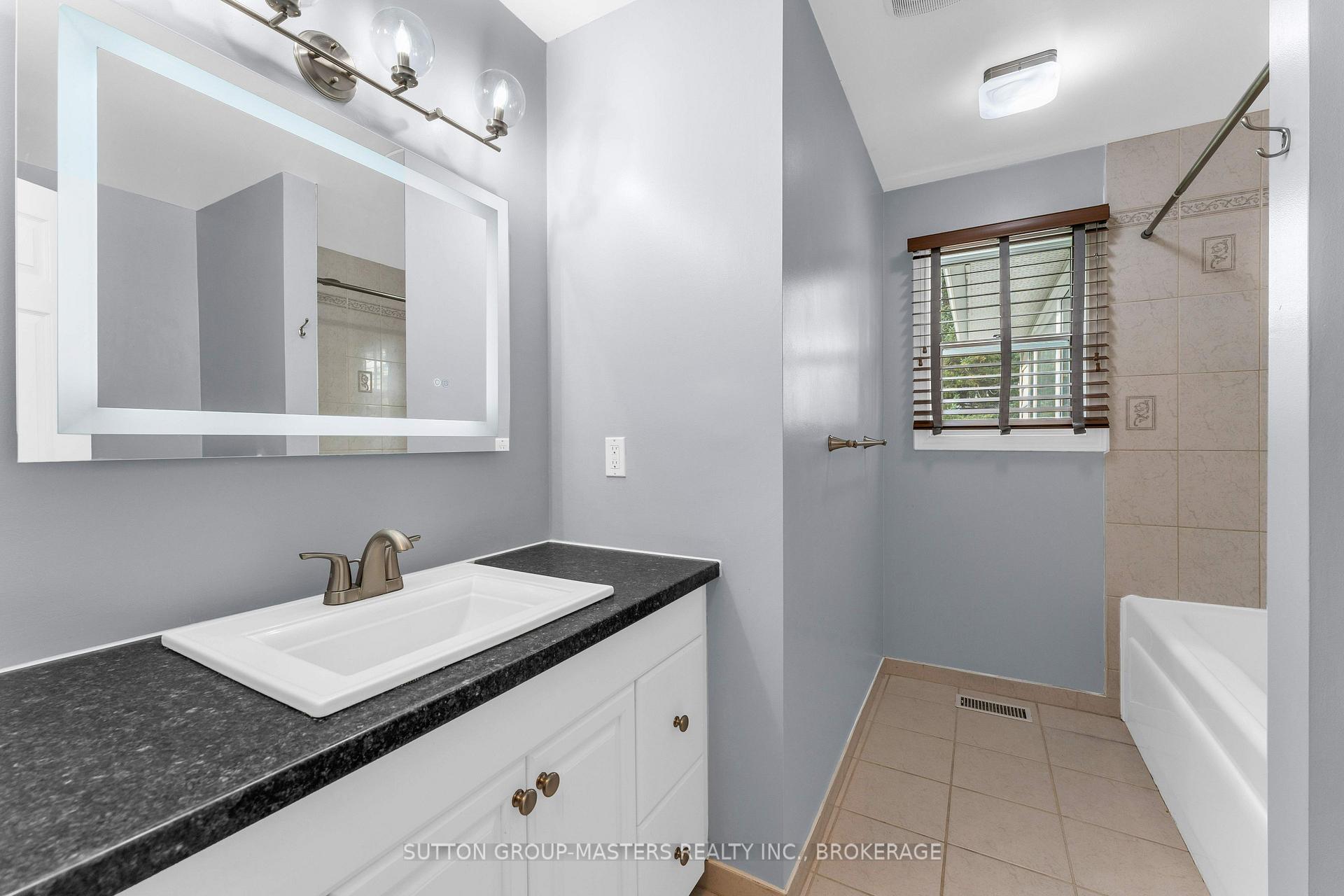 Photo 19 of 863 Pembridge Crescent, Kingston, South of Taylor-Kidd Blvd — HOMEH