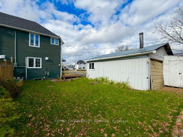 Photo 4 of 40 Dallyn Avenue, Kapuskasing — HOMEH