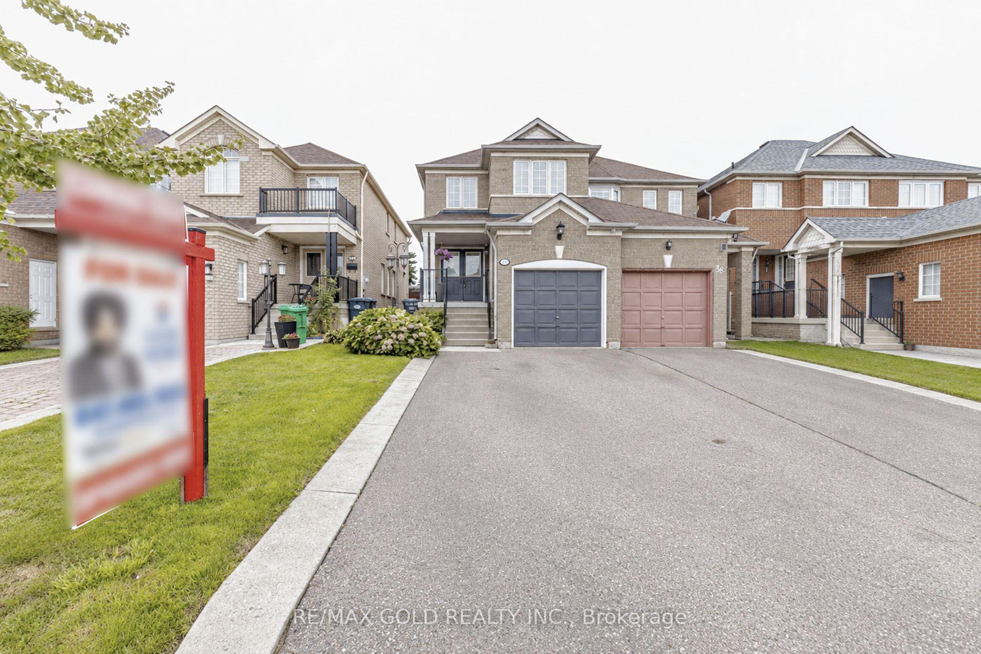 Photo 4 of 36 Summerdale Crescent, Brampton, Fletcher's Meadow — HOMEH