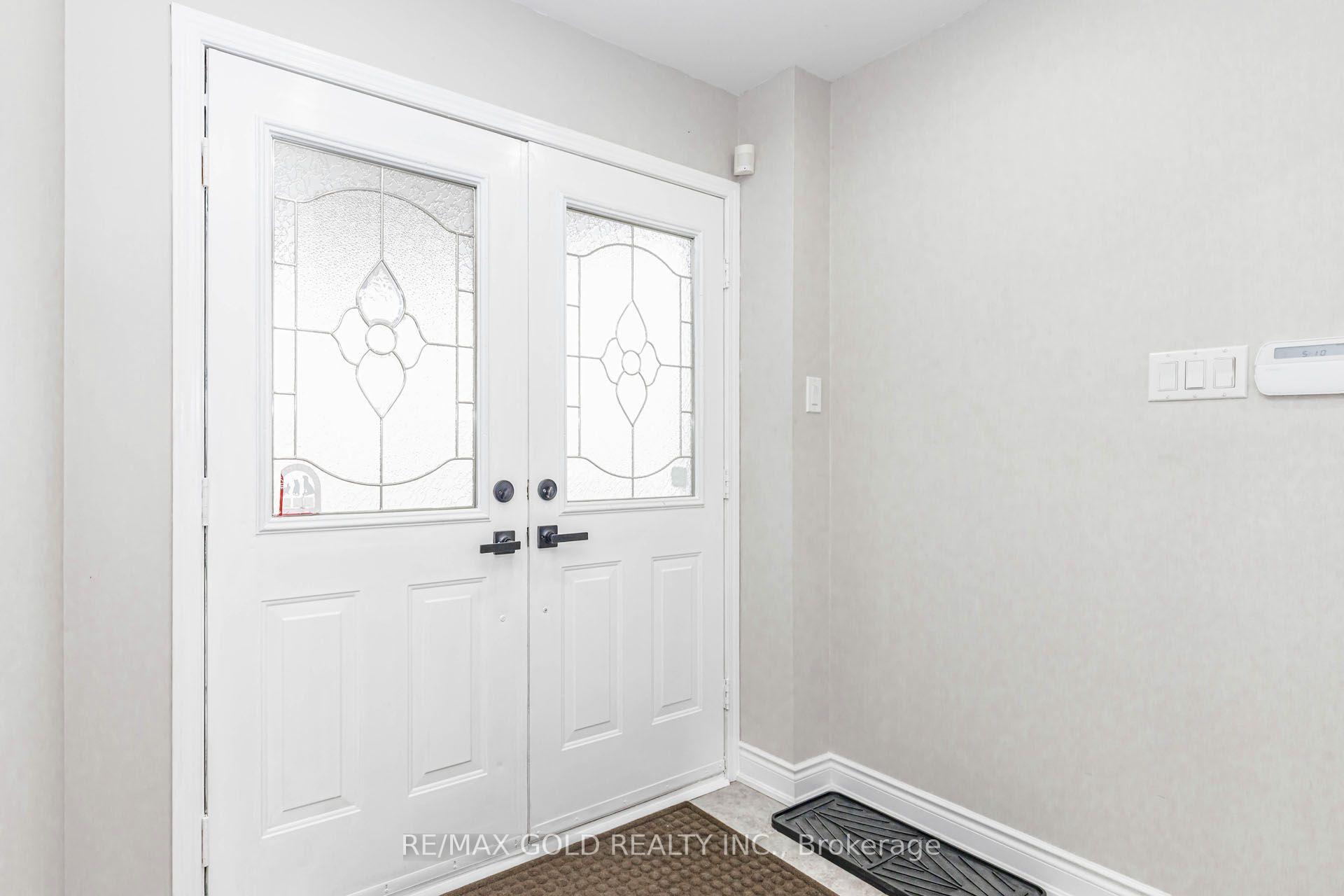 Photo 6 of 36 Summerdale Crescent, Brampton, Fletcher's Meadow — HOMEH