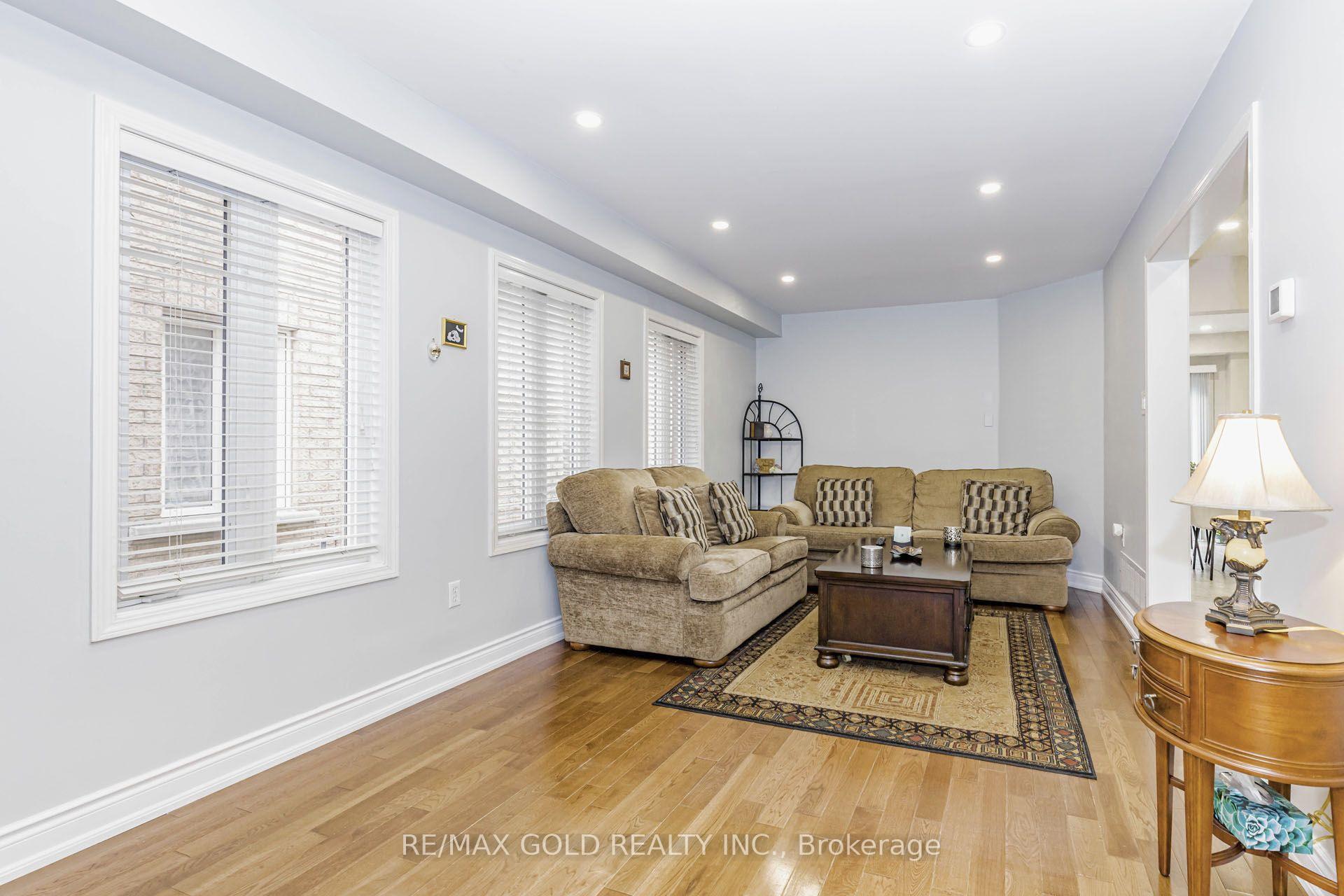 Photo 7 of 36 Summerdale Crescent, Brampton, Fletcher's Meadow — HOMEH