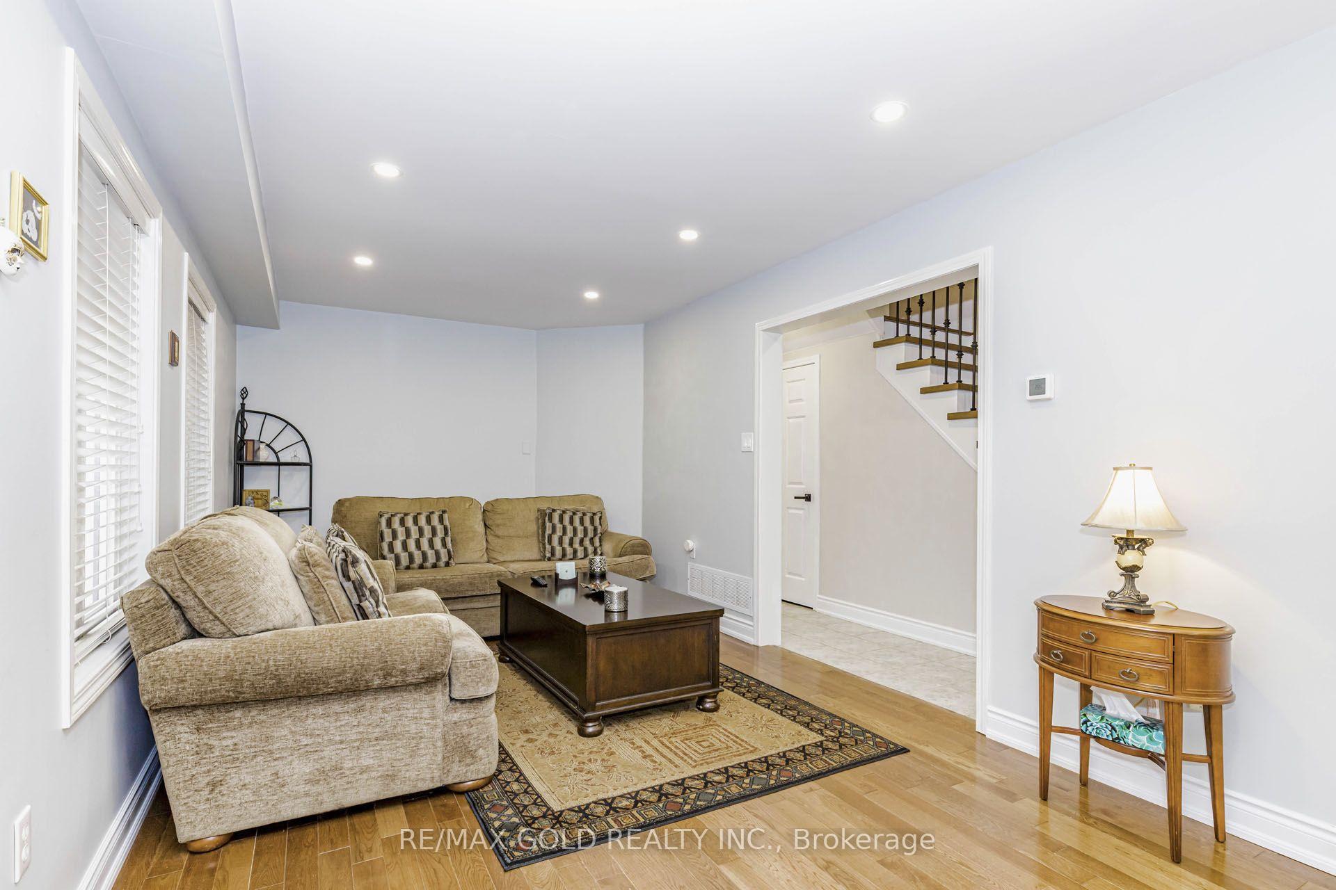 Photo 8 of 36 Summerdale Crescent, Brampton, Fletcher's Meadow — HOMEH