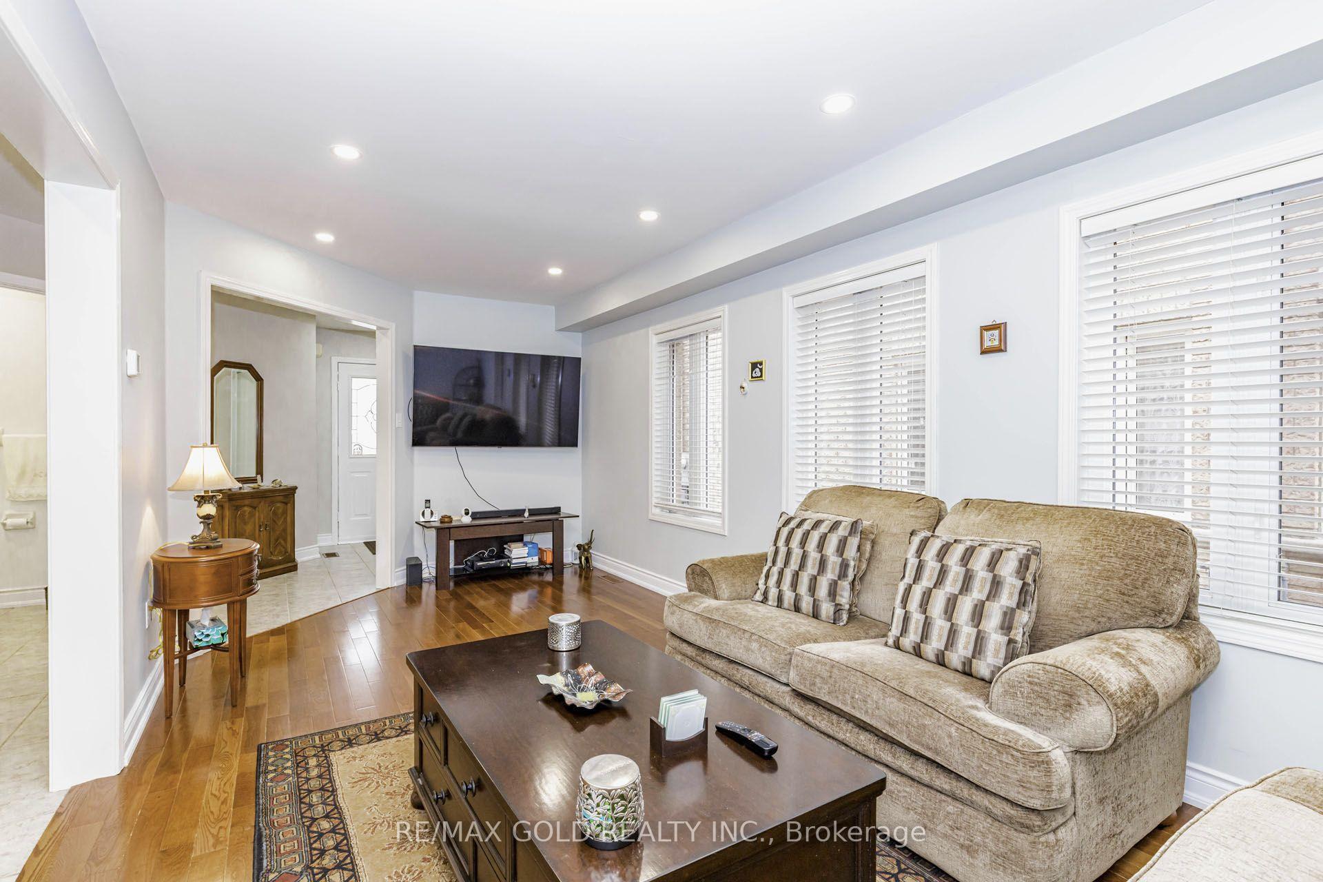 Photo 9 of 36 Summerdale Crescent, Brampton, Fletcher's Meadow — HOMEH