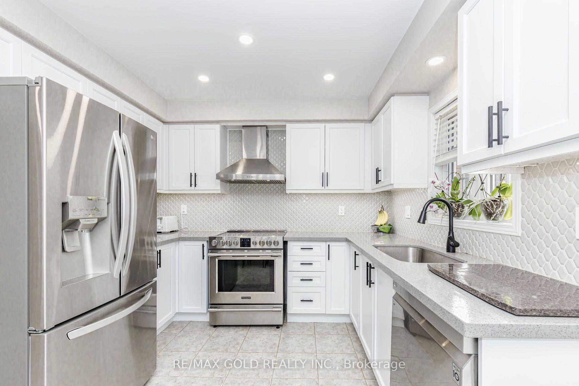 Photo 10 of 36 Summerdale Crescent, Brampton, Fletcher's Meadow — HOMEH