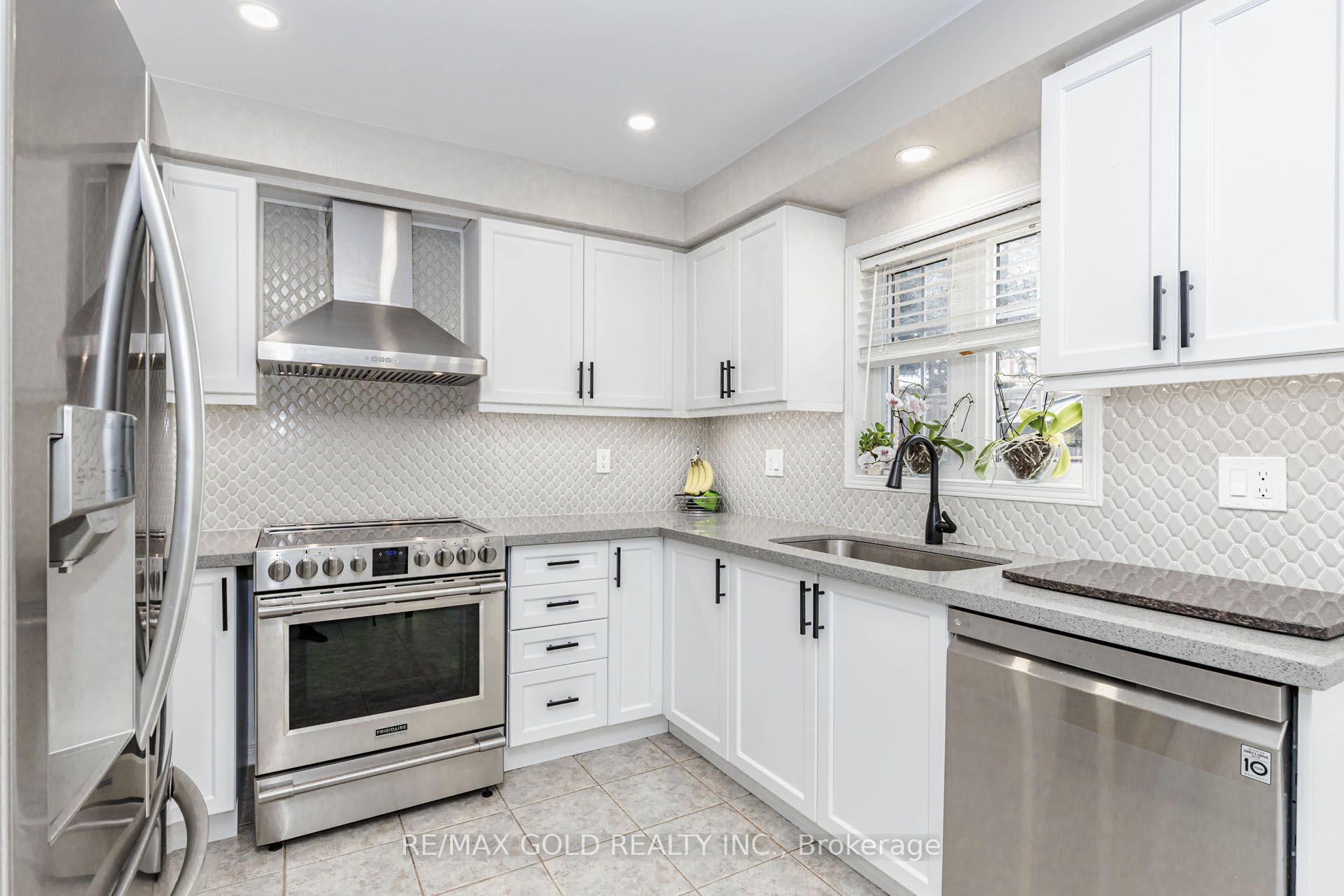 Photo 11 of 36 Summerdale Crescent, Brampton, Fletcher's Meadow — HOMEH