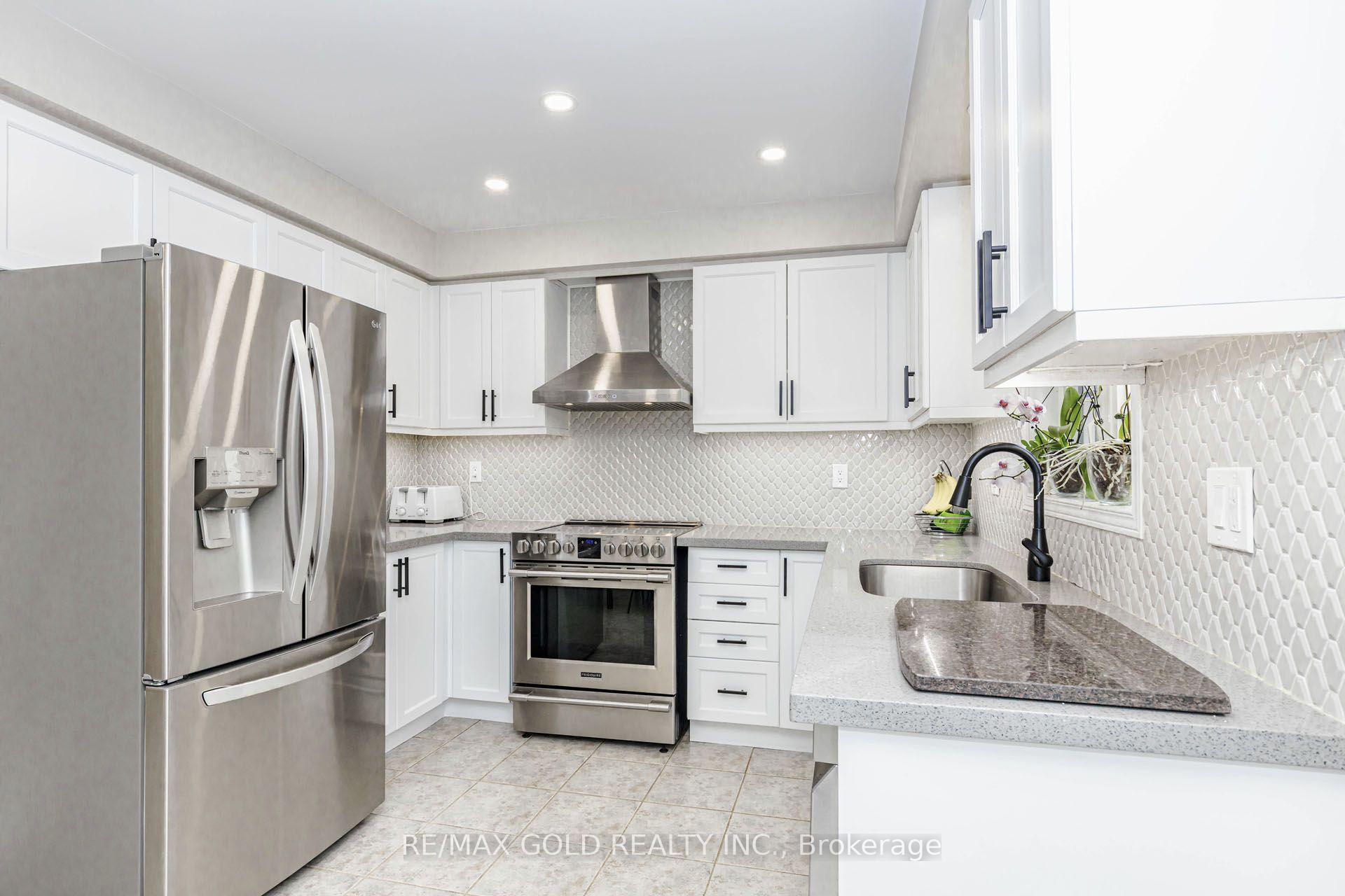 Photo 12 of 36 Summerdale Crescent, Brampton, Fletcher's Meadow — HOMEH