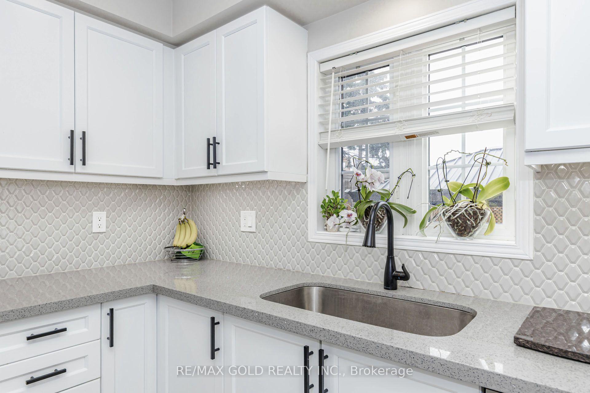 Photo 13 of 36 Summerdale Crescent, Brampton, Fletcher's Meadow — HOMEH