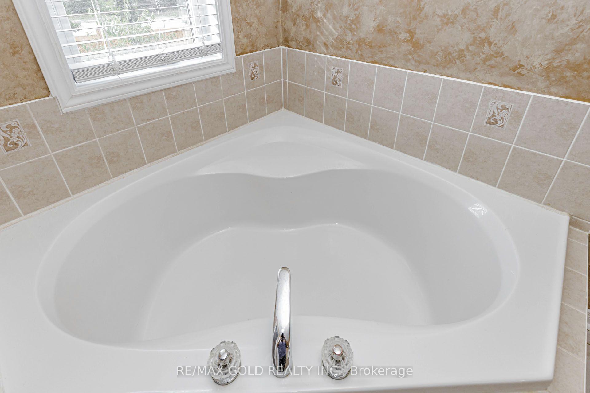 Photo 20 of 36 Summerdale Crescent, Brampton, Fletcher's Meadow — HOMEH
