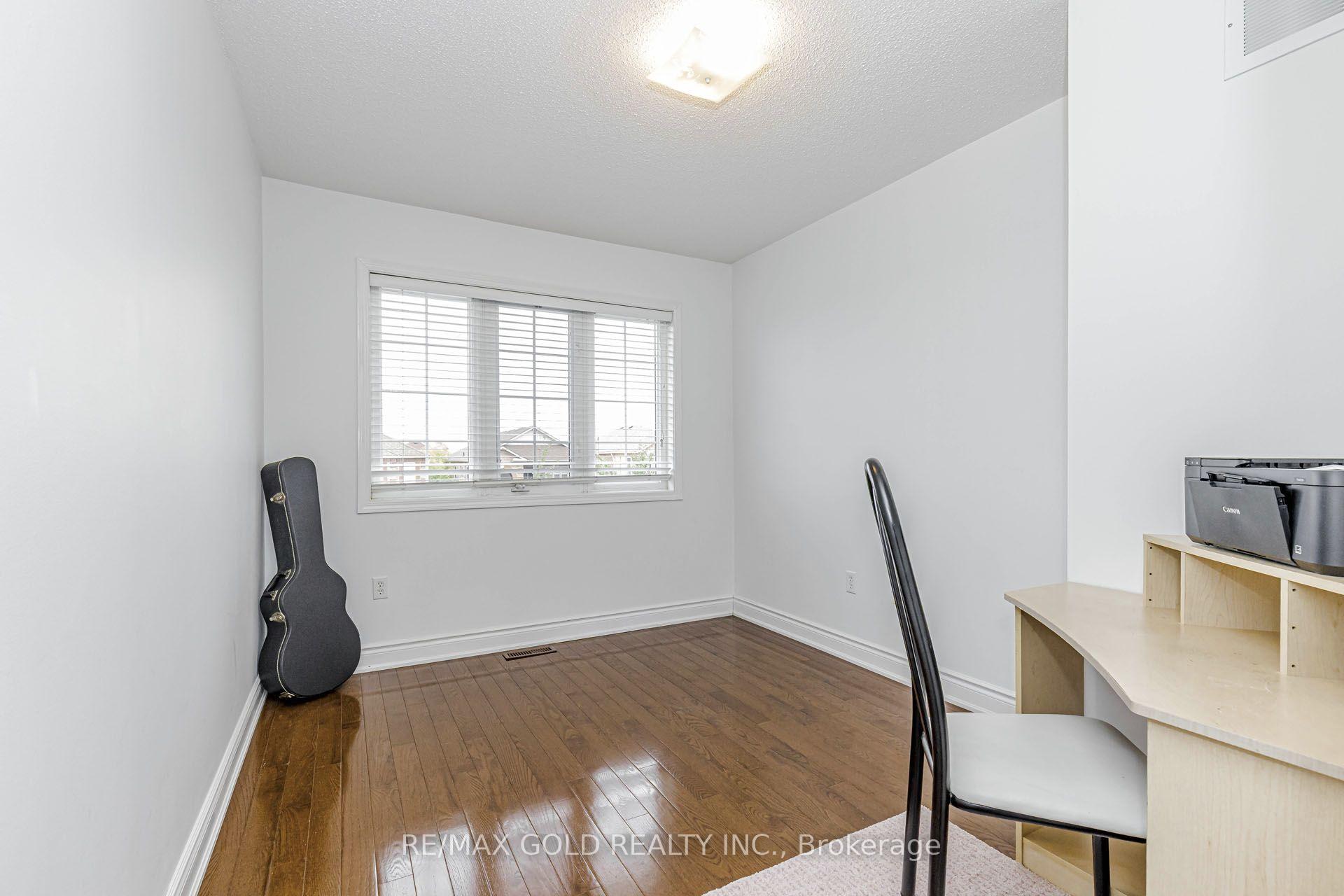 Photo 23 of 36 Summerdale Crescent, Brampton, Fletcher's Meadow — HOMEH