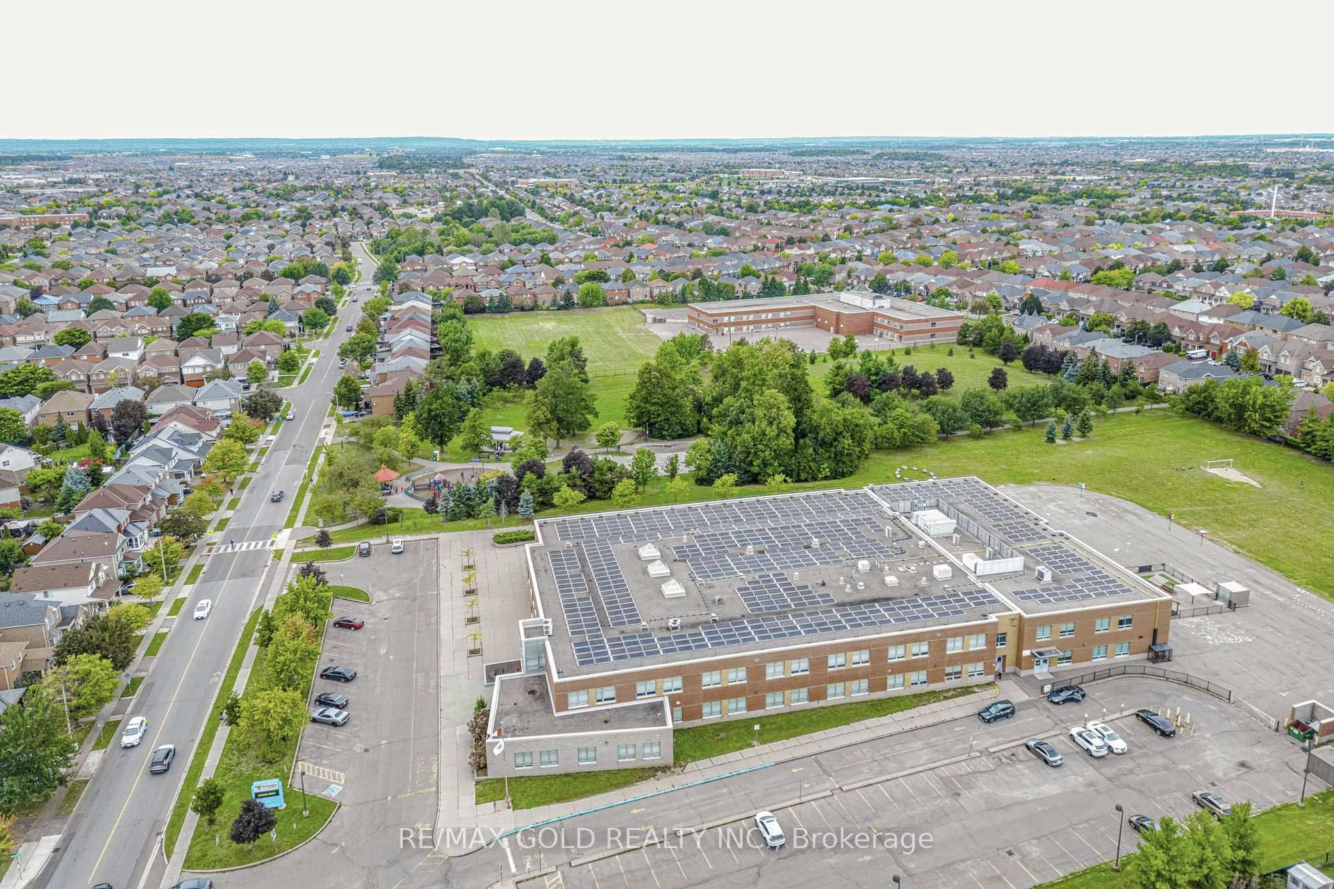 Photo 35 of 36 Summerdale Crescent, Brampton, Fletcher's Meadow — HOMEH