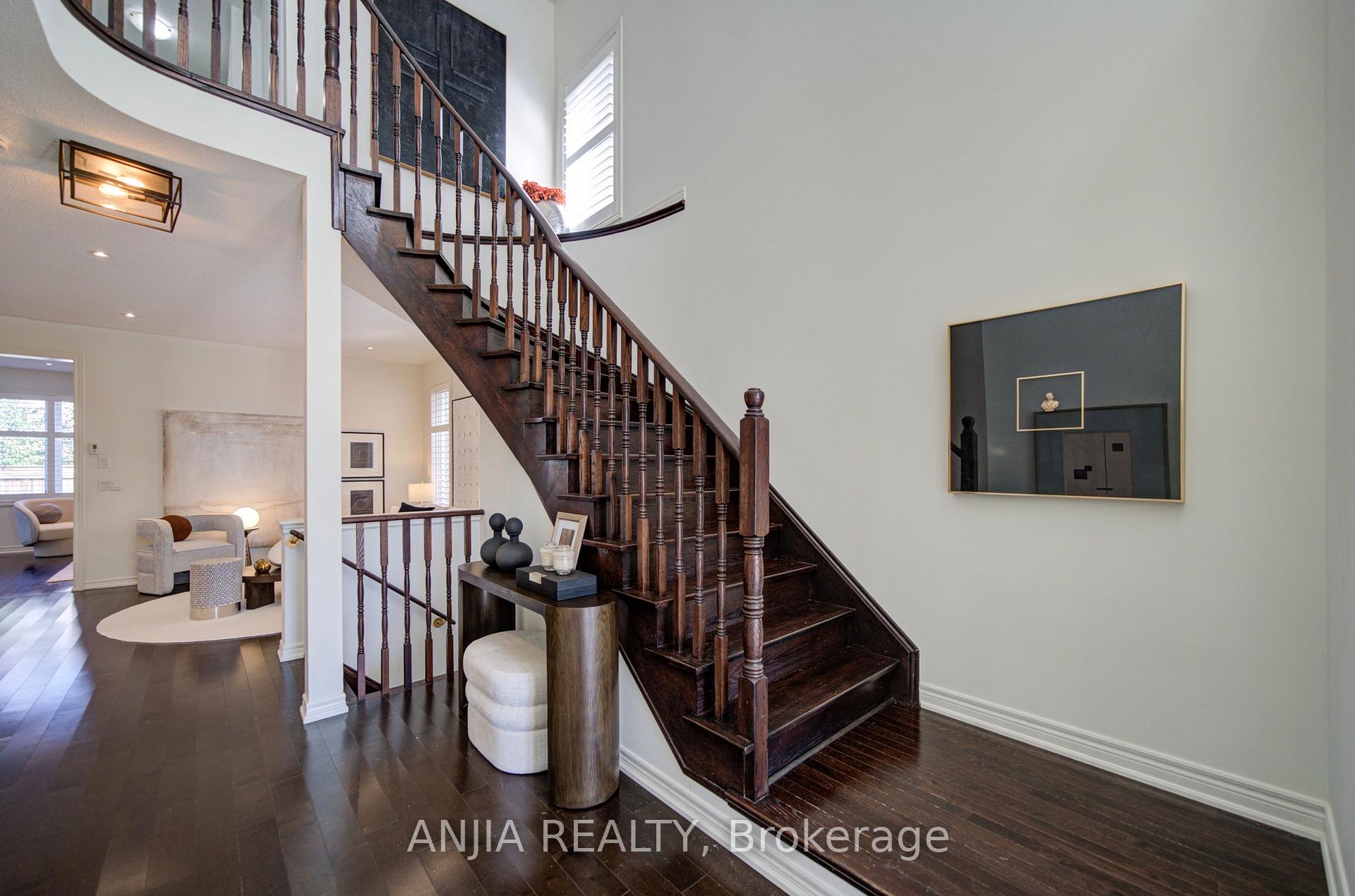 Photo 4 of 68 Old Field Crescent, East Gwillimbury, Rural East Gwillimbury — HOMEH