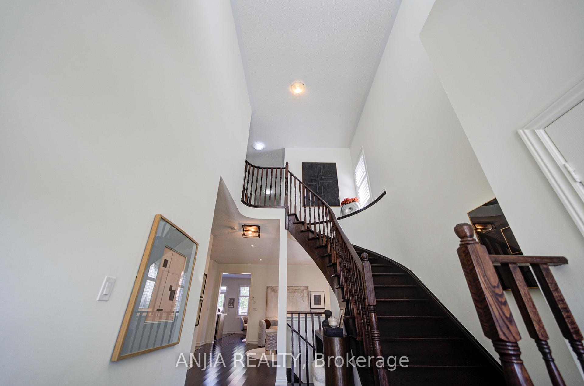 Photo 5 of 68 Old Field Crescent, East Gwillimbury, Rural East Gwillimbury — HOMEH