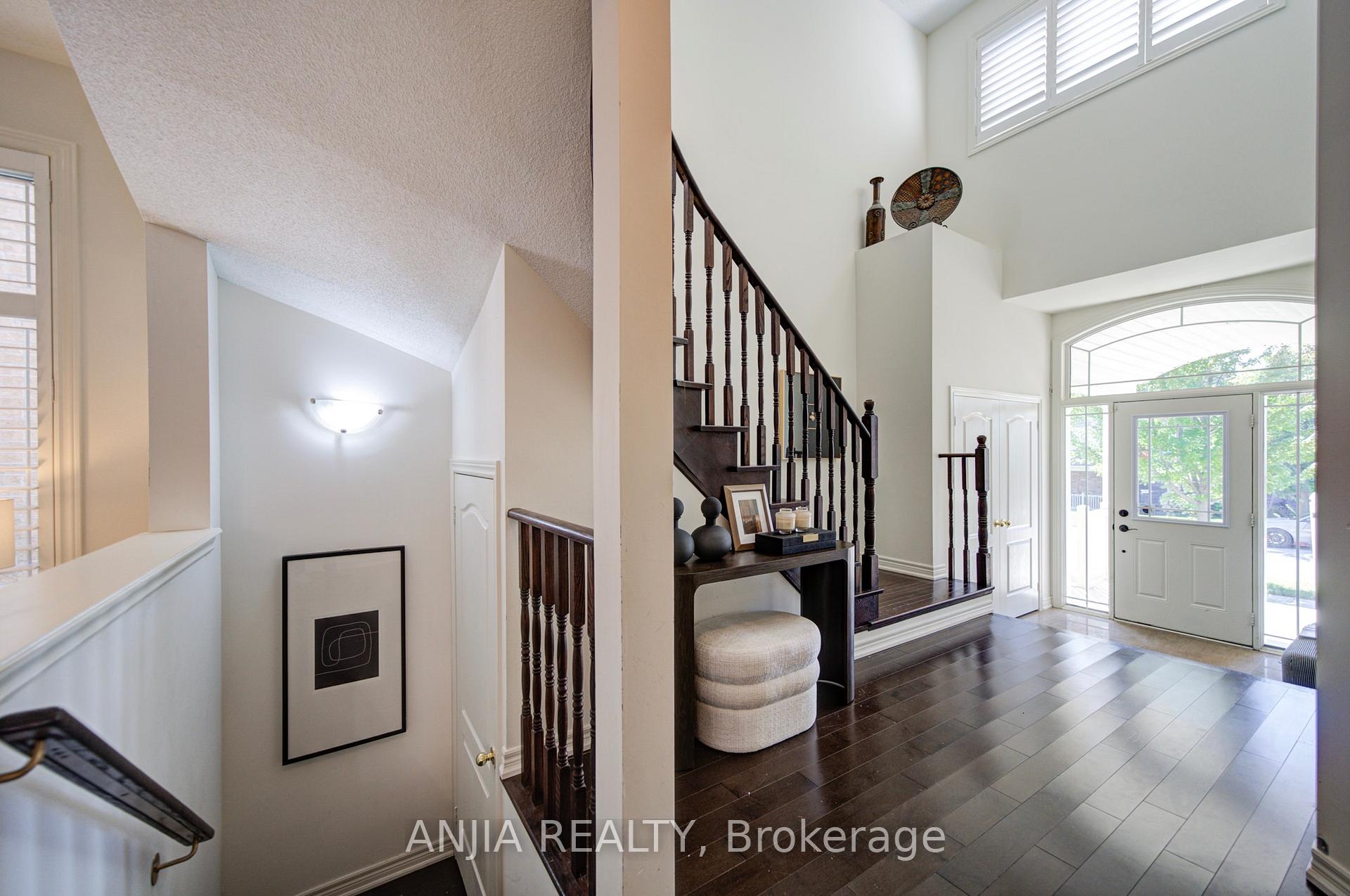 Photo 6 of 68 Old Field Crescent, East Gwillimbury, Rural East Gwillimbury — HOMEH