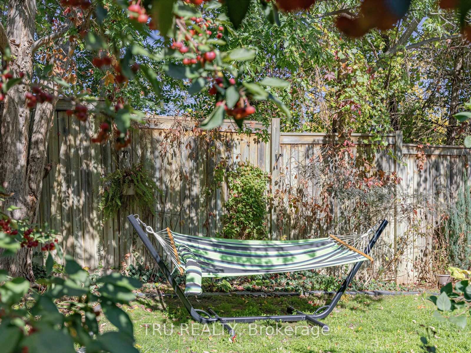 Photo 41 of 63 Russell Street, Halton Hills, Georgetown — HOMEH
