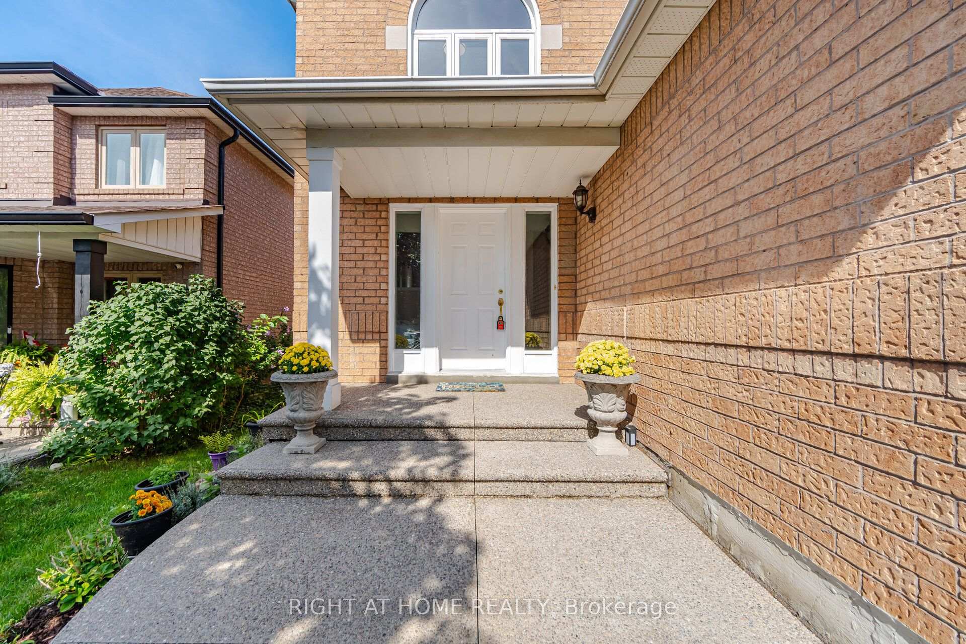 Photo 2 of 975 Mantle Crescent, Mississauga, East Credit — HOMEH