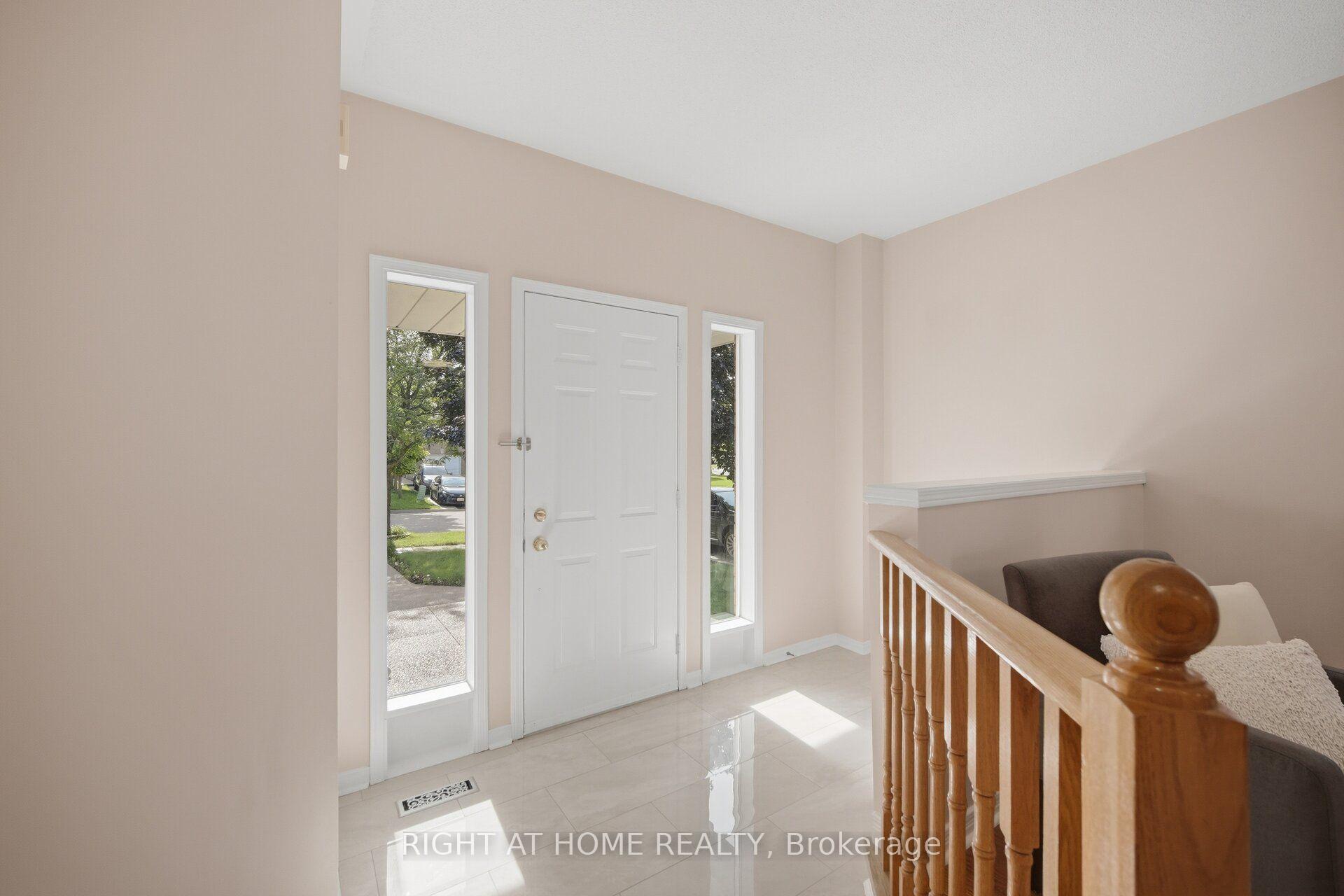 Photo 3 of 975 Mantle Crescent, Mississauga, East Credit — HOMEH