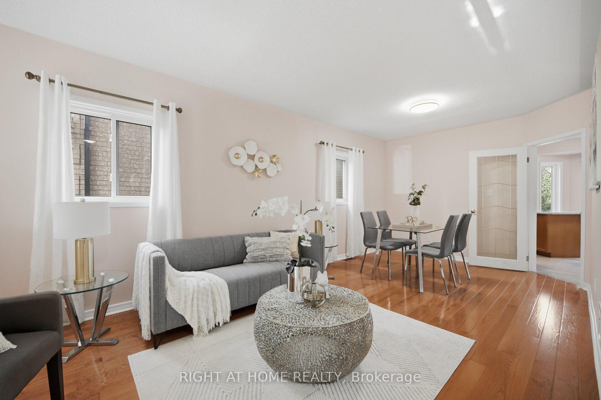 Photo 4 of 975 Mantle Crescent, Mississauga, East Credit — HOMEH