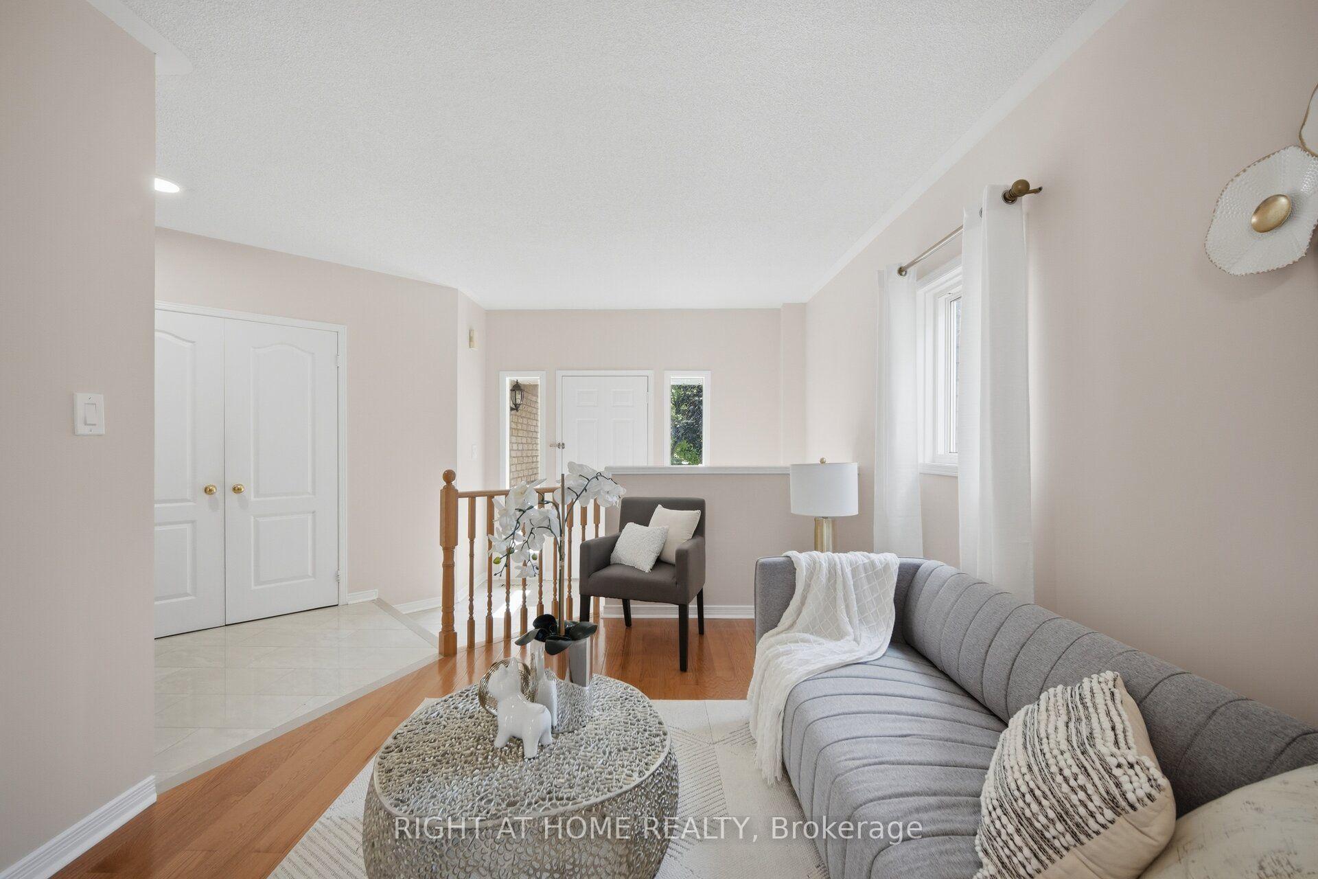 Photo 5 of 975 Mantle Crescent, Mississauga, East Credit — HOMEH