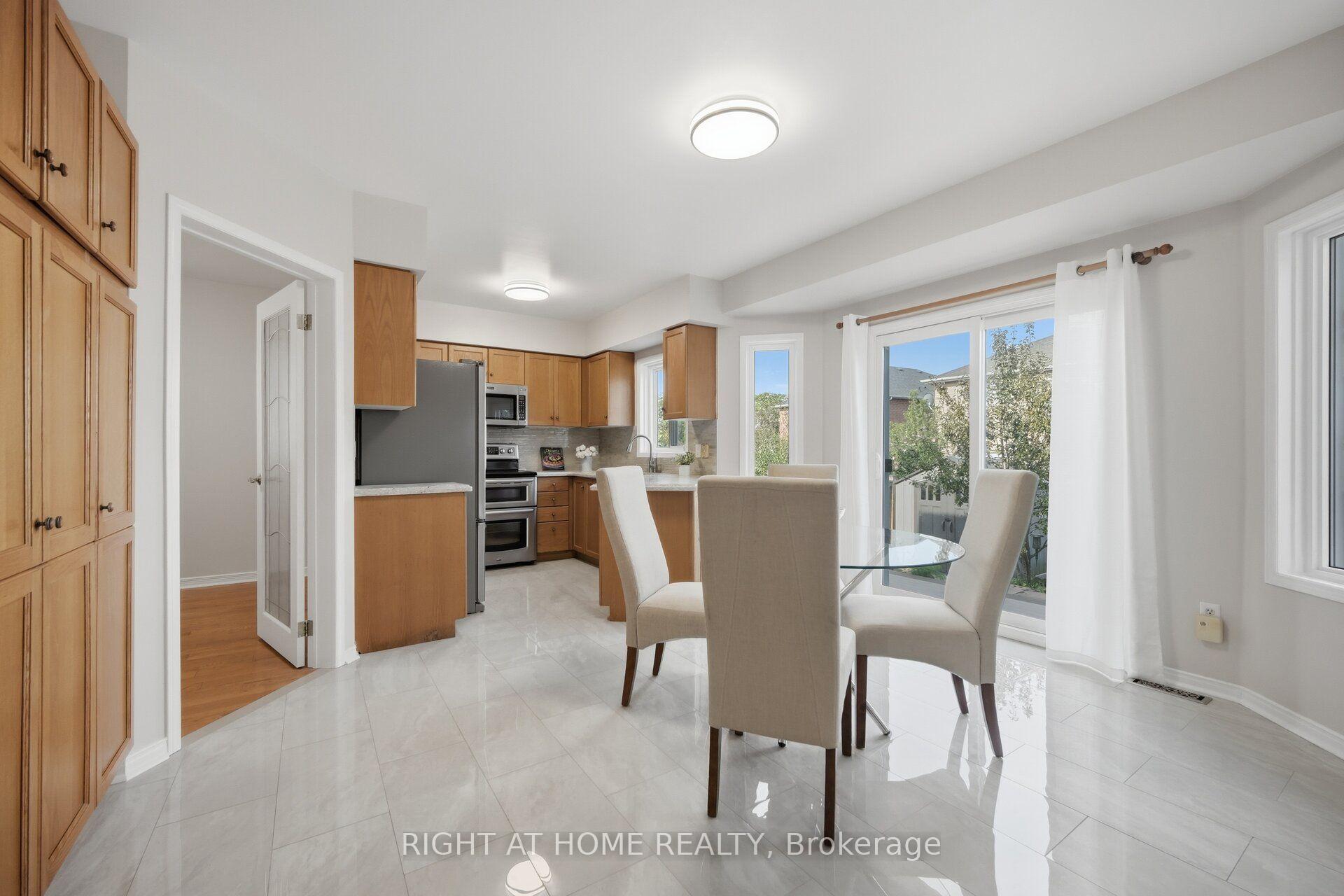 Photo 8 of 975 Mantle Crescent, Mississauga, East Credit — HOMEH