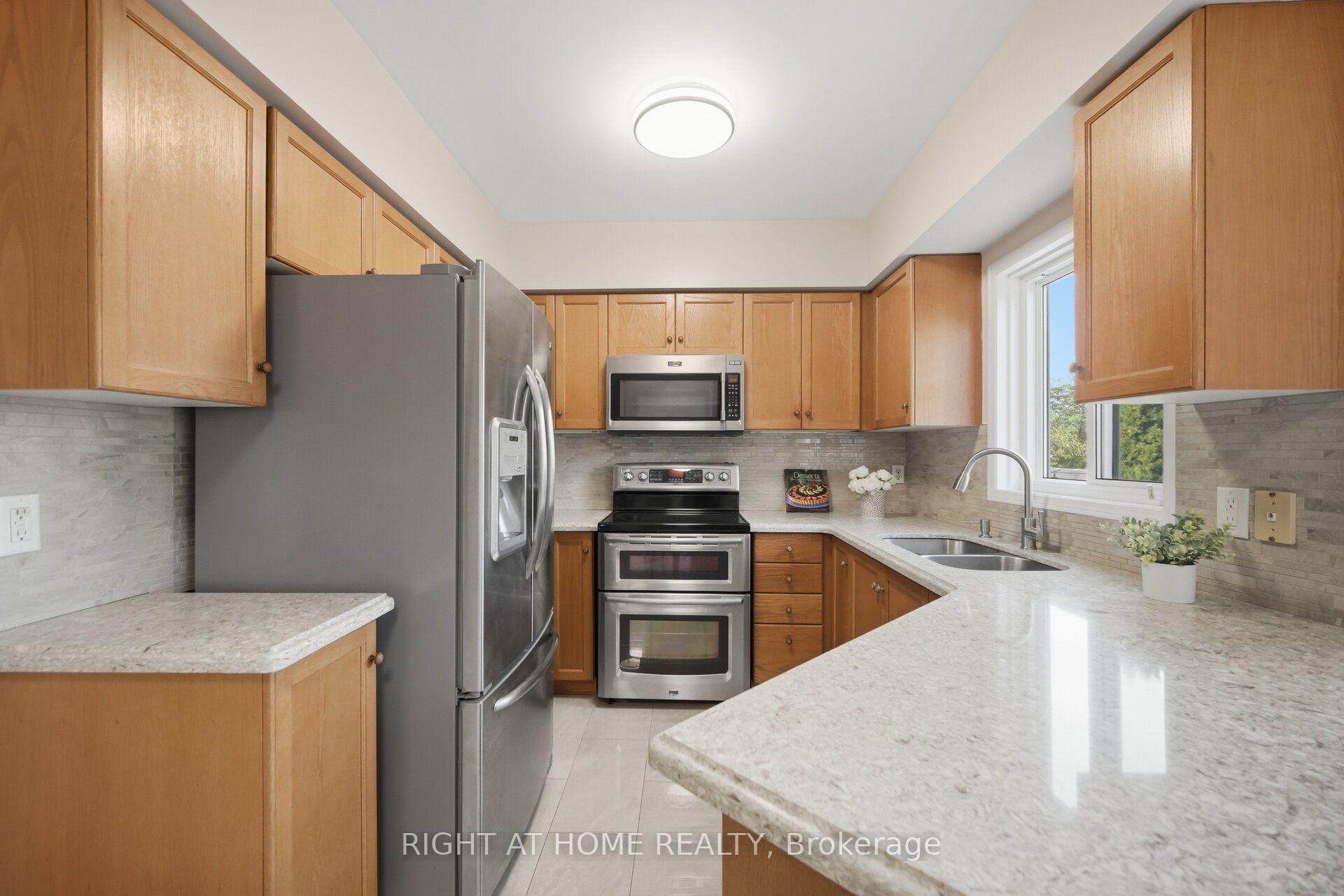 Photo 10 of 975 Mantle Crescent, Mississauga, East Credit — HOMEH
