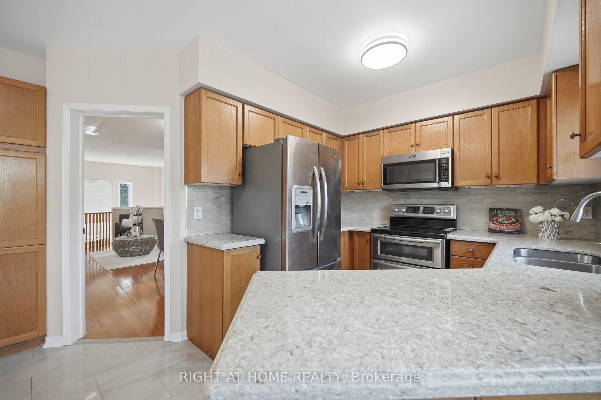 Photo 11 of 975 Mantle Crescent, Mississauga, East Credit — HOMEH