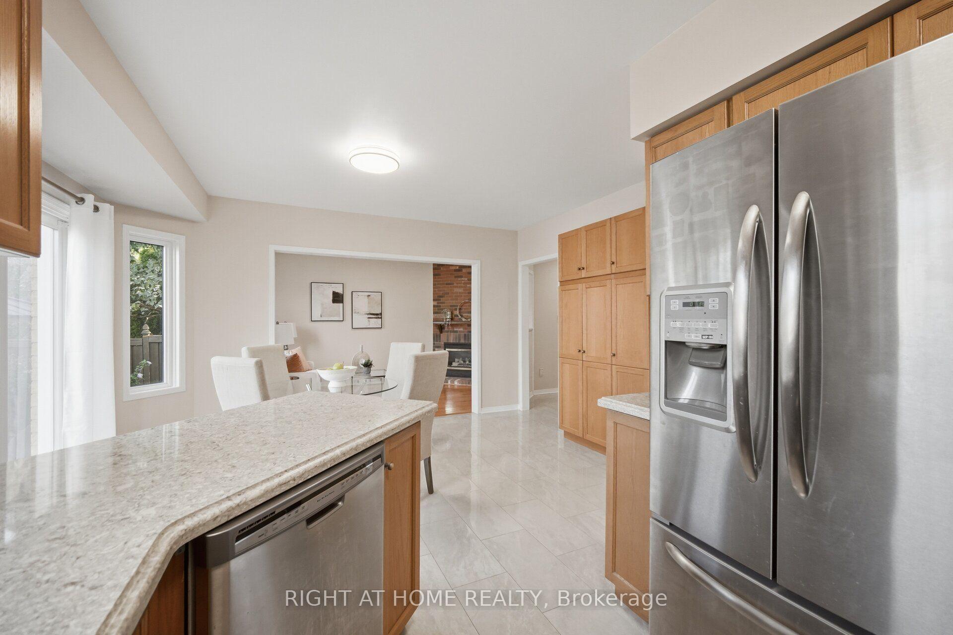 Photo 12 of 975 Mantle Crescent, Mississauga, East Credit — HOMEH