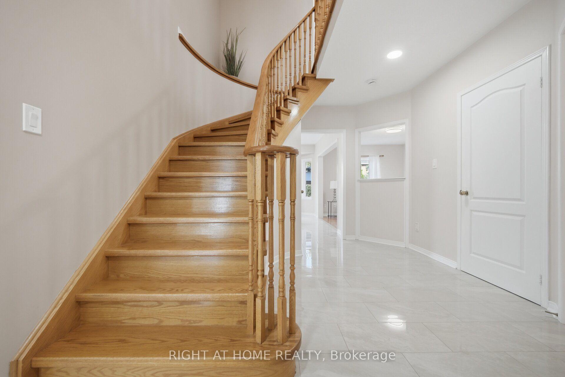 Photo 19 of 975 Mantle Crescent, Mississauga, East Credit — HOMEH