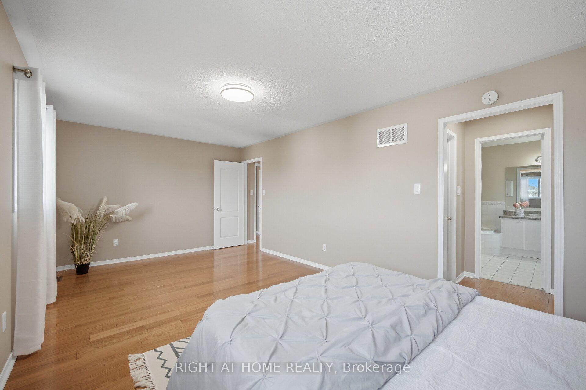 Photo 25 of 975 Mantle Crescent, Mississauga, East Credit — HOMEH