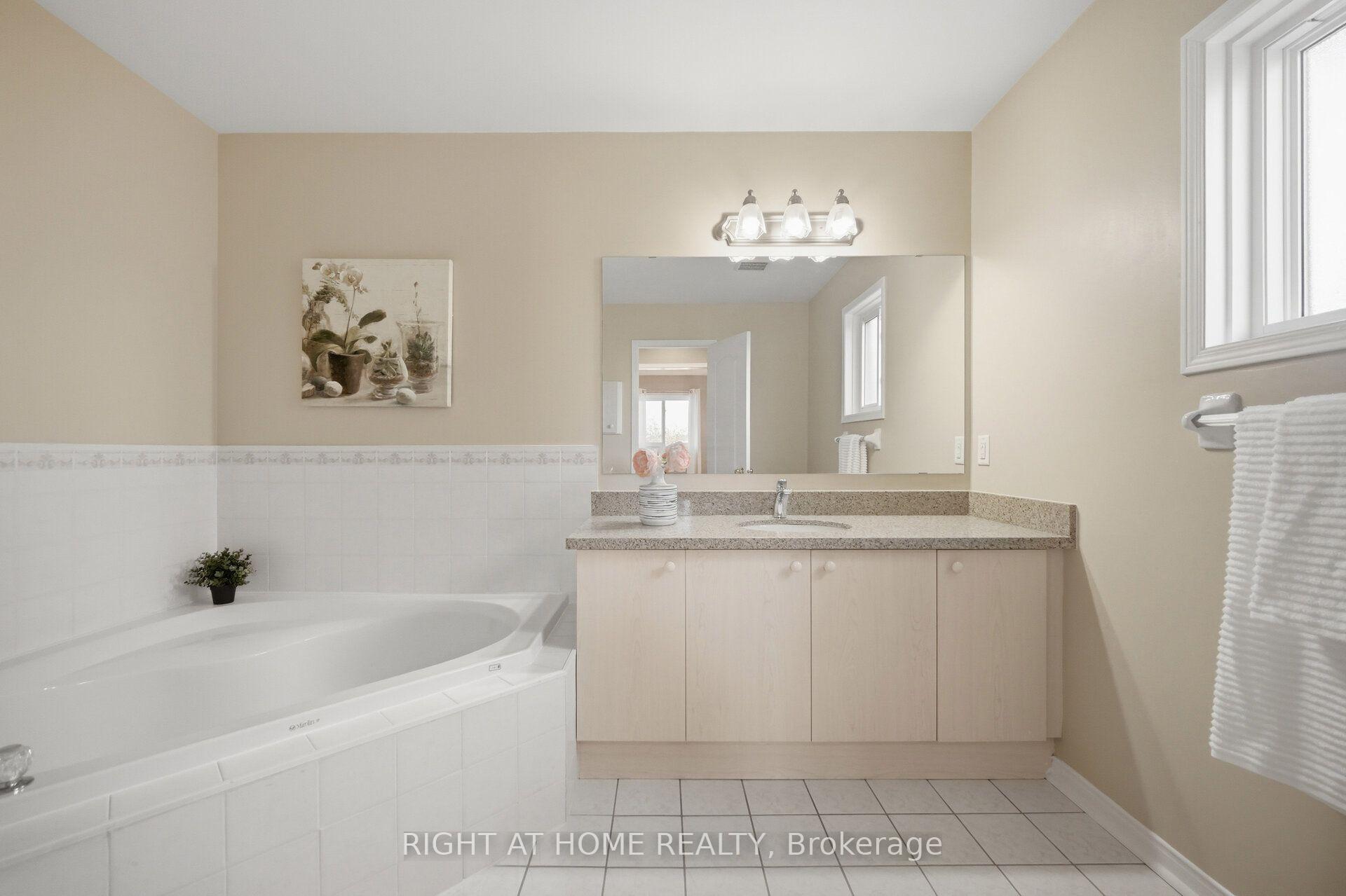 Photo 23 of 975 Mantle Crescent, Mississauga, East Credit — HOMEH