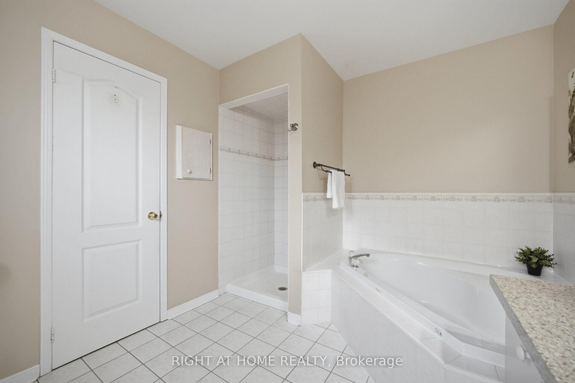 Photo 24 of 975 Mantle Crescent, Mississauga, East Credit — HOMEH