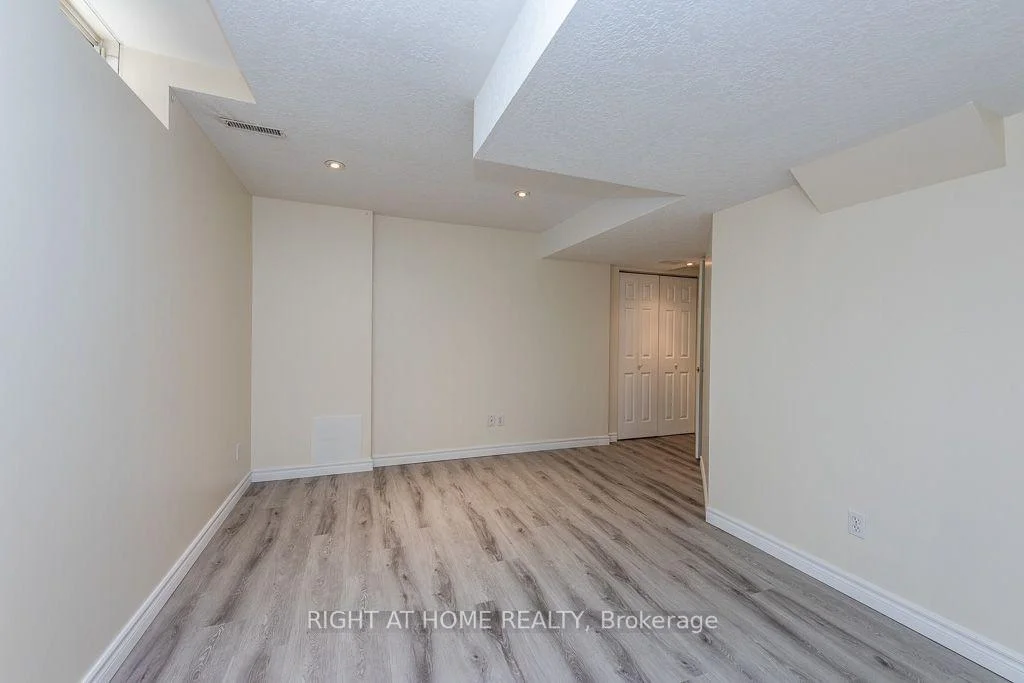 Photo 47 of 975 Mantle Crescent, Mississauga, East Credit — HOMEH