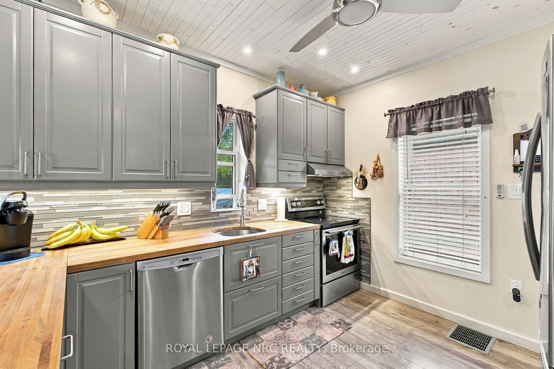 Photo 10 of 4455 Park Street E, Niagara Falls, Downtown — HOMEH