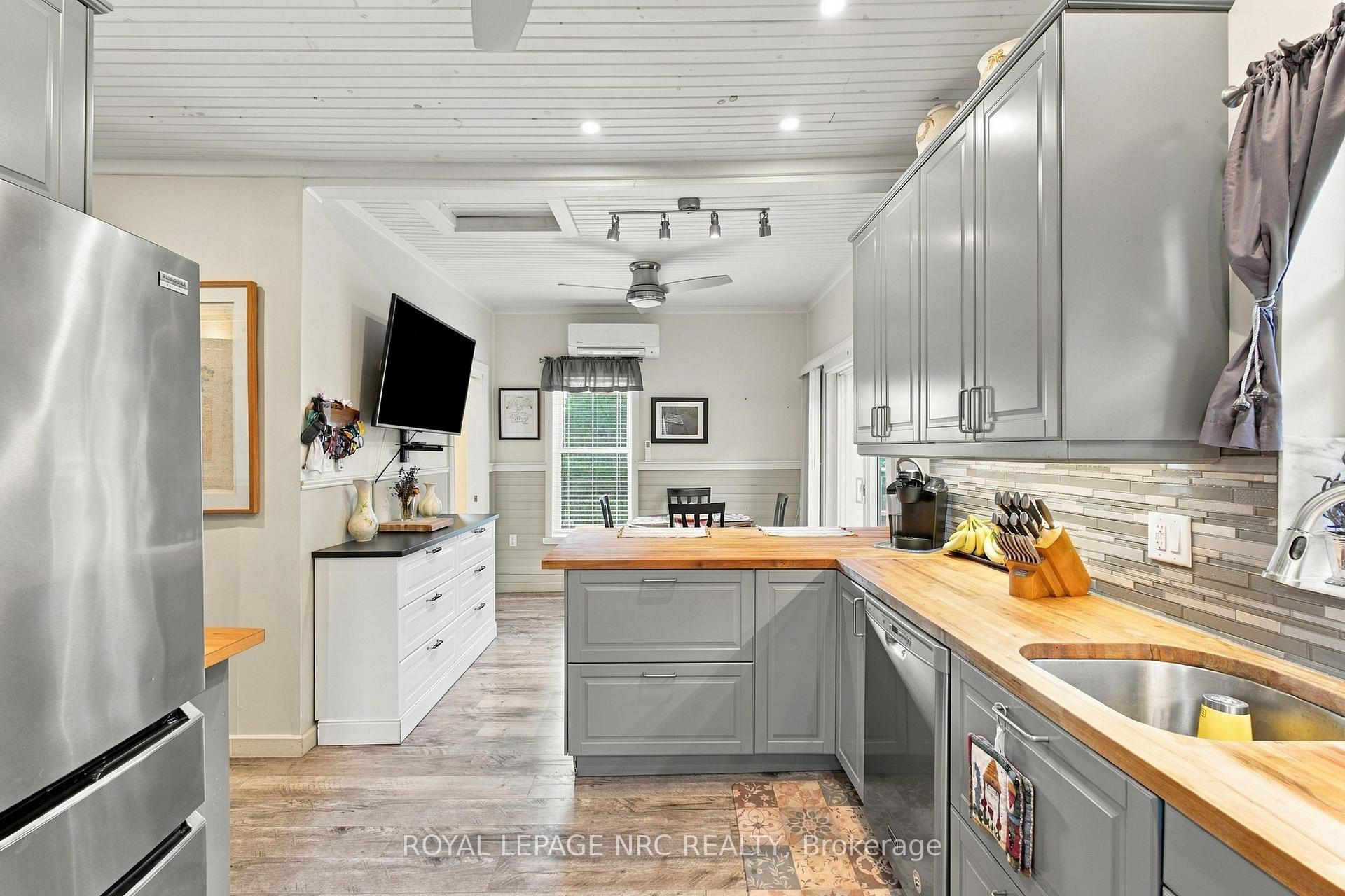 Photo 12 of 4455 Park Street E, Niagara Falls, Downtown — HOMEH