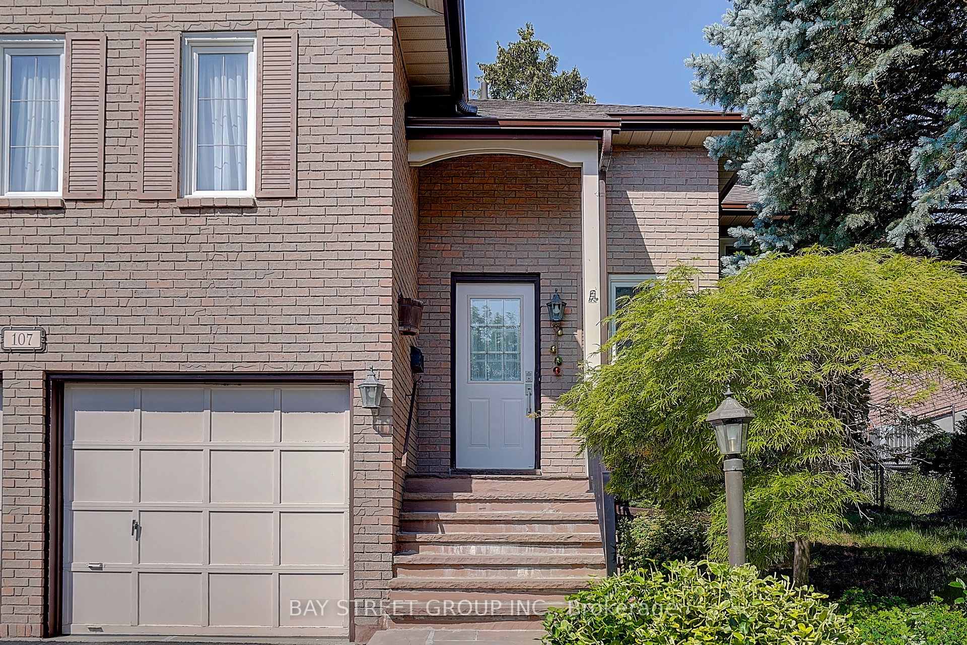 Photo 2 of 107 Crawford Rose Drive, Aurora, Aurora Heights — HOMEH
