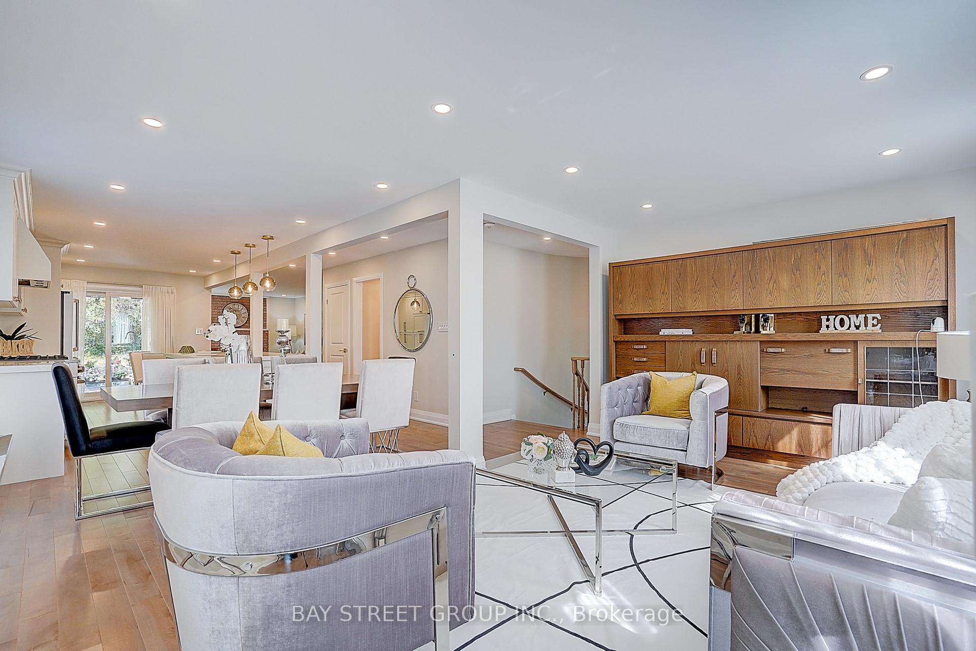 Photo 5 of 107 Crawford Rose Drive, Aurora, Aurora Heights — HOMEH