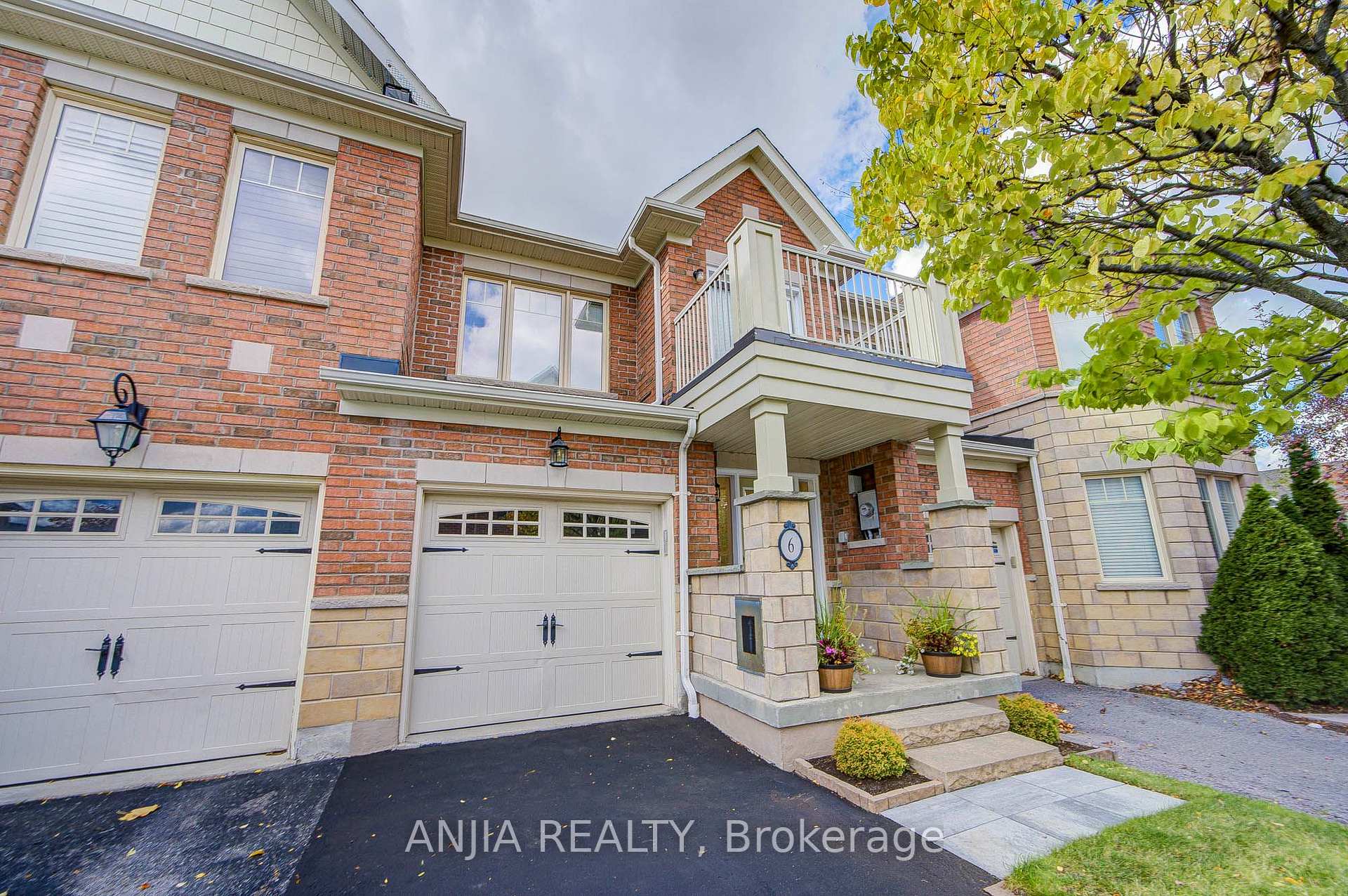 Photo 2 of 6 Expedition Crescent, Whitchurch-Stouffville, Stouffville — HOMEH