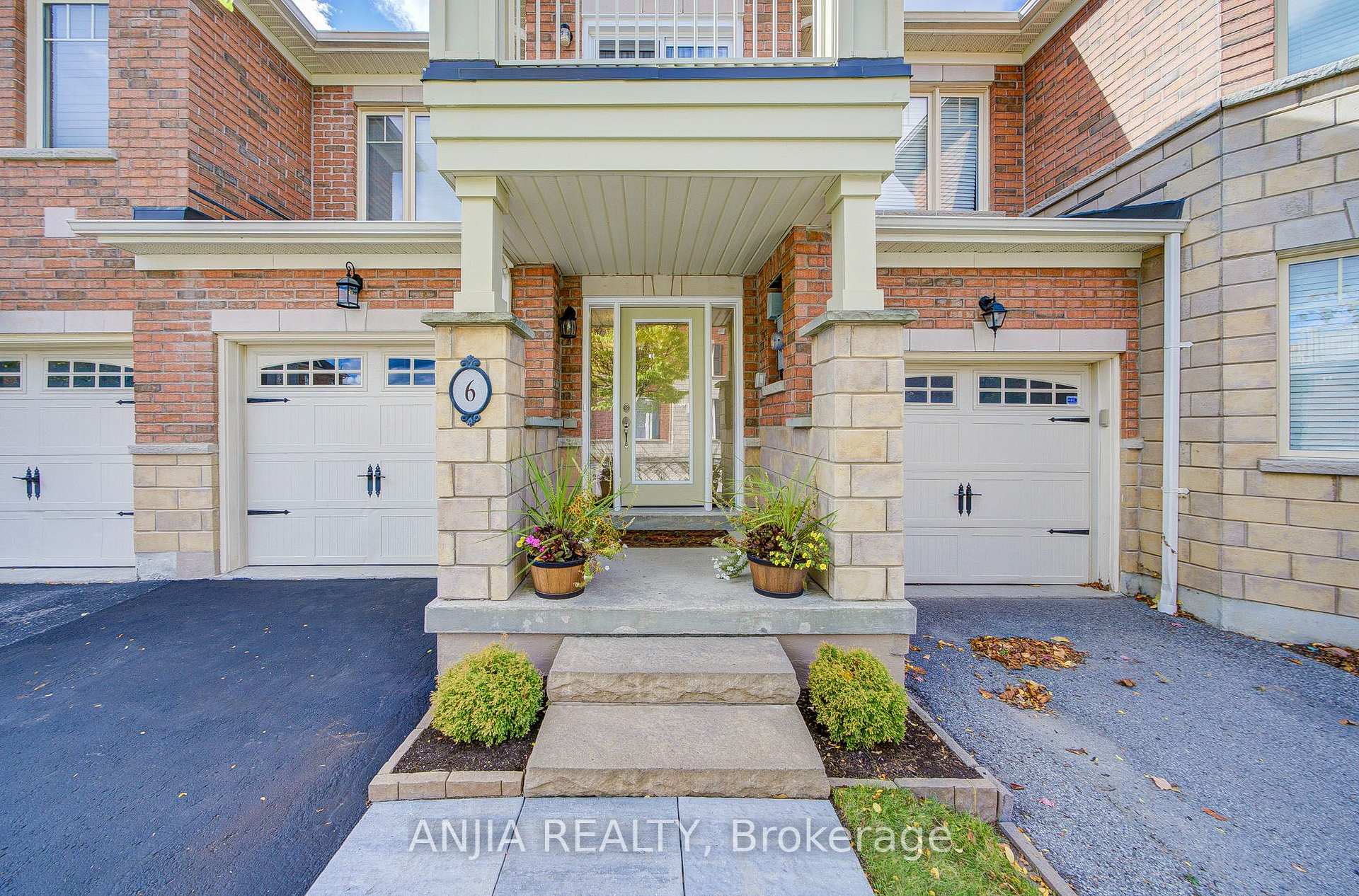 Photo 3 of 6 Expedition Crescent, Whitchurch-Stouffville, Stouffville — HOMEH