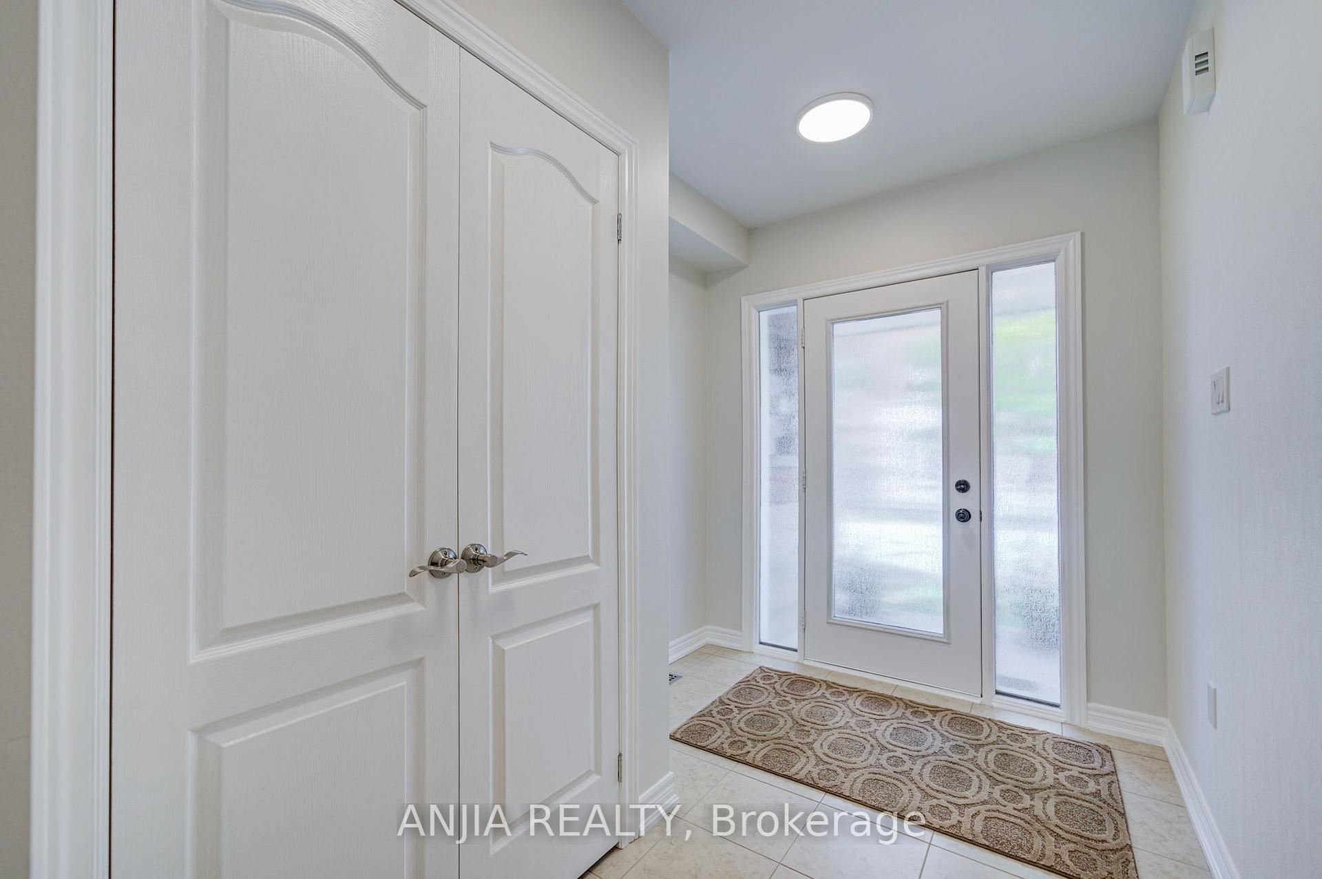 Photo 4 of 6 Expedition Crescent, Whitchurch-Stouffville, Stouffville — HOMEH