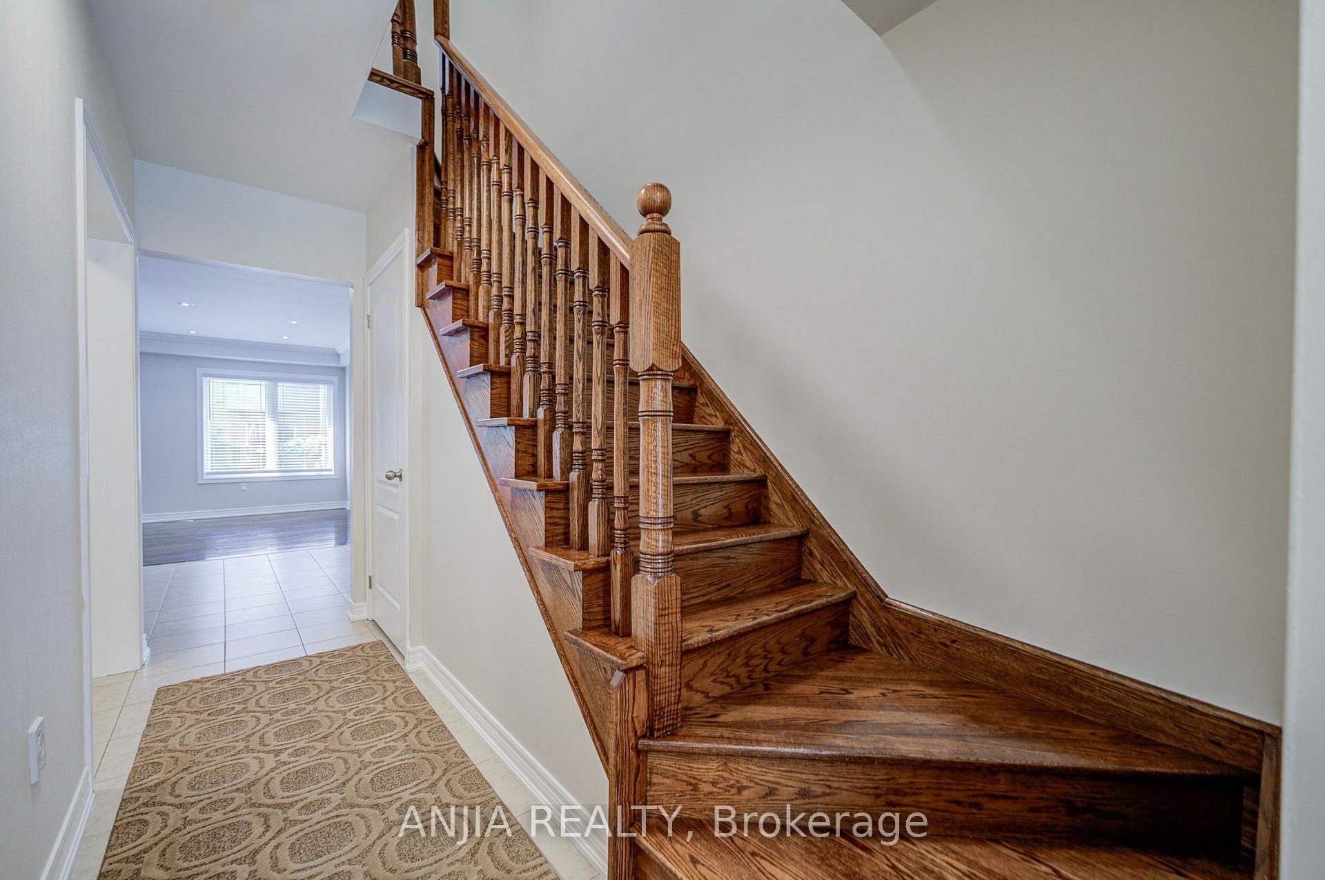 Photo 5 of 6 Expedition Crescent, Whitchurch-Stouffville, Stouffville — HOMEH