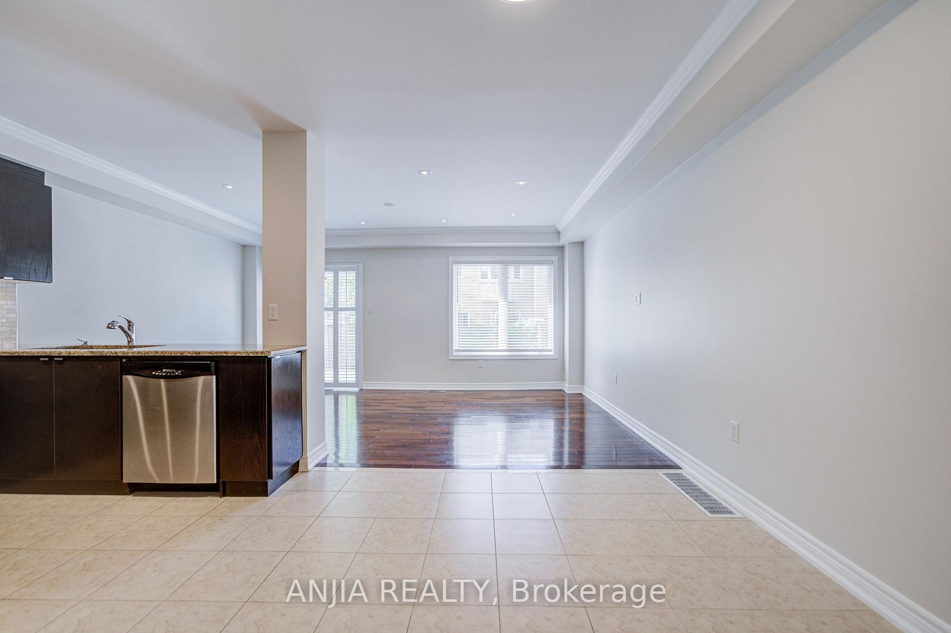Photo 8 of 6 Expedition Crescent, Whitchurch-Stouffville, Stouffville — HOMEH