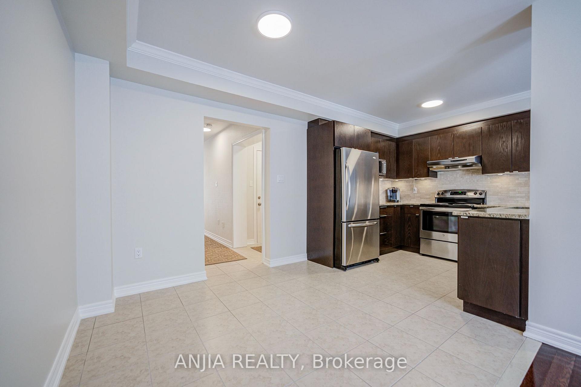 Photo 10 of 6 Expedition Crescent, Whitchurch-Stouffville, Stouffville — HOMEH
