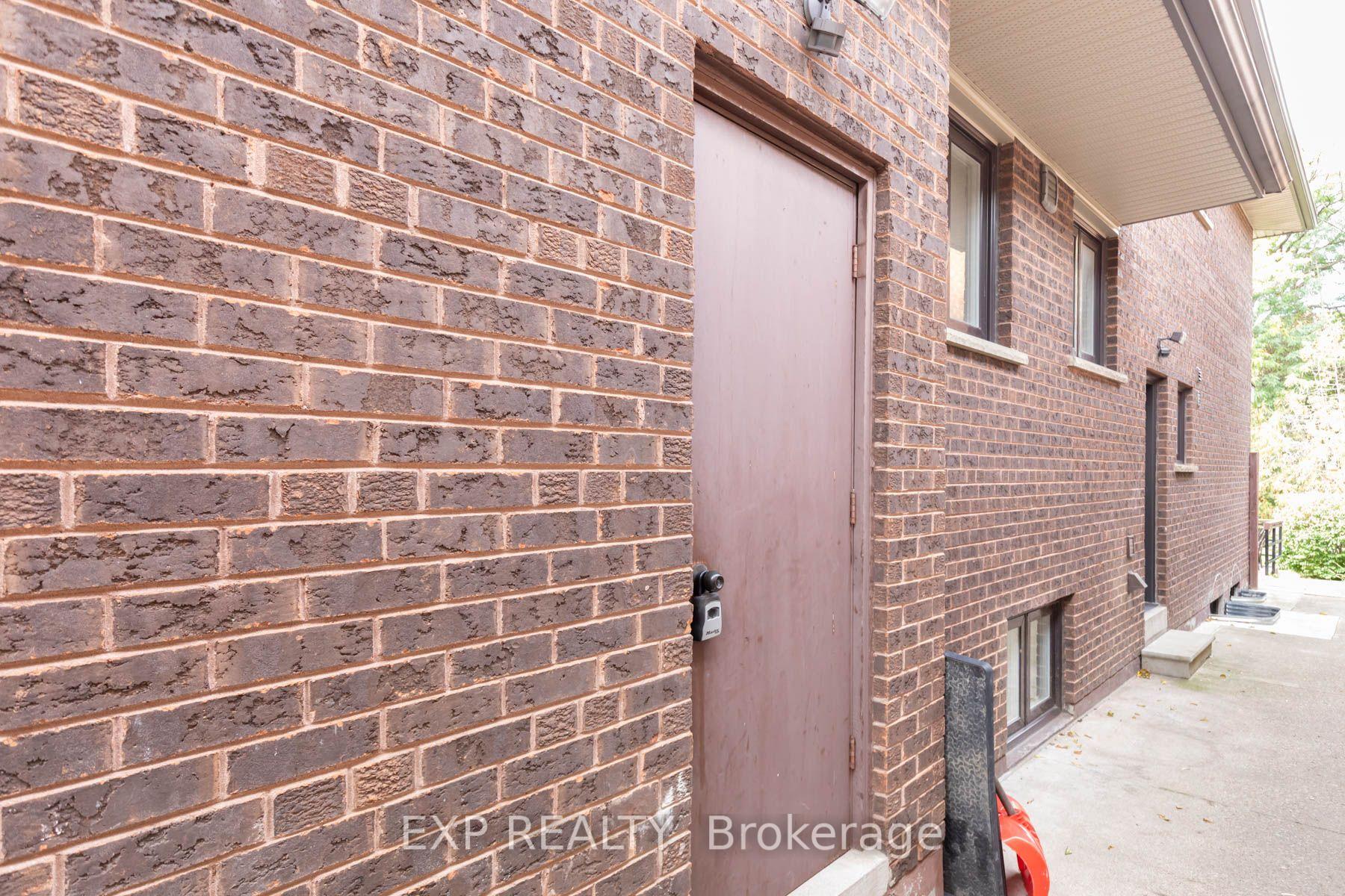 Photo 3 of Unit Unit B, 84 Laurel Avenue, Etobicoke, Islington-City Centre West — HOMEH