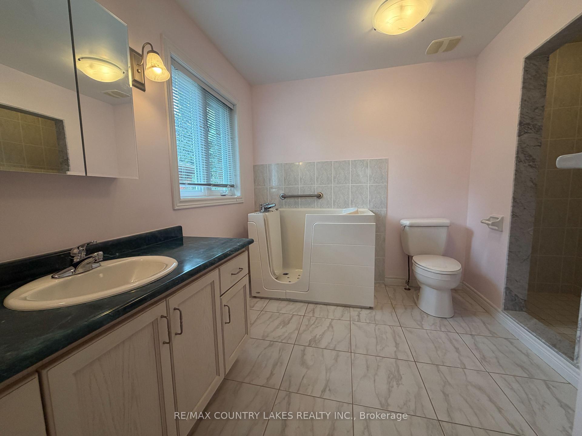 Photo 25 of 43 Elmwood Avenue, Brock, Beaverton — HOMEH