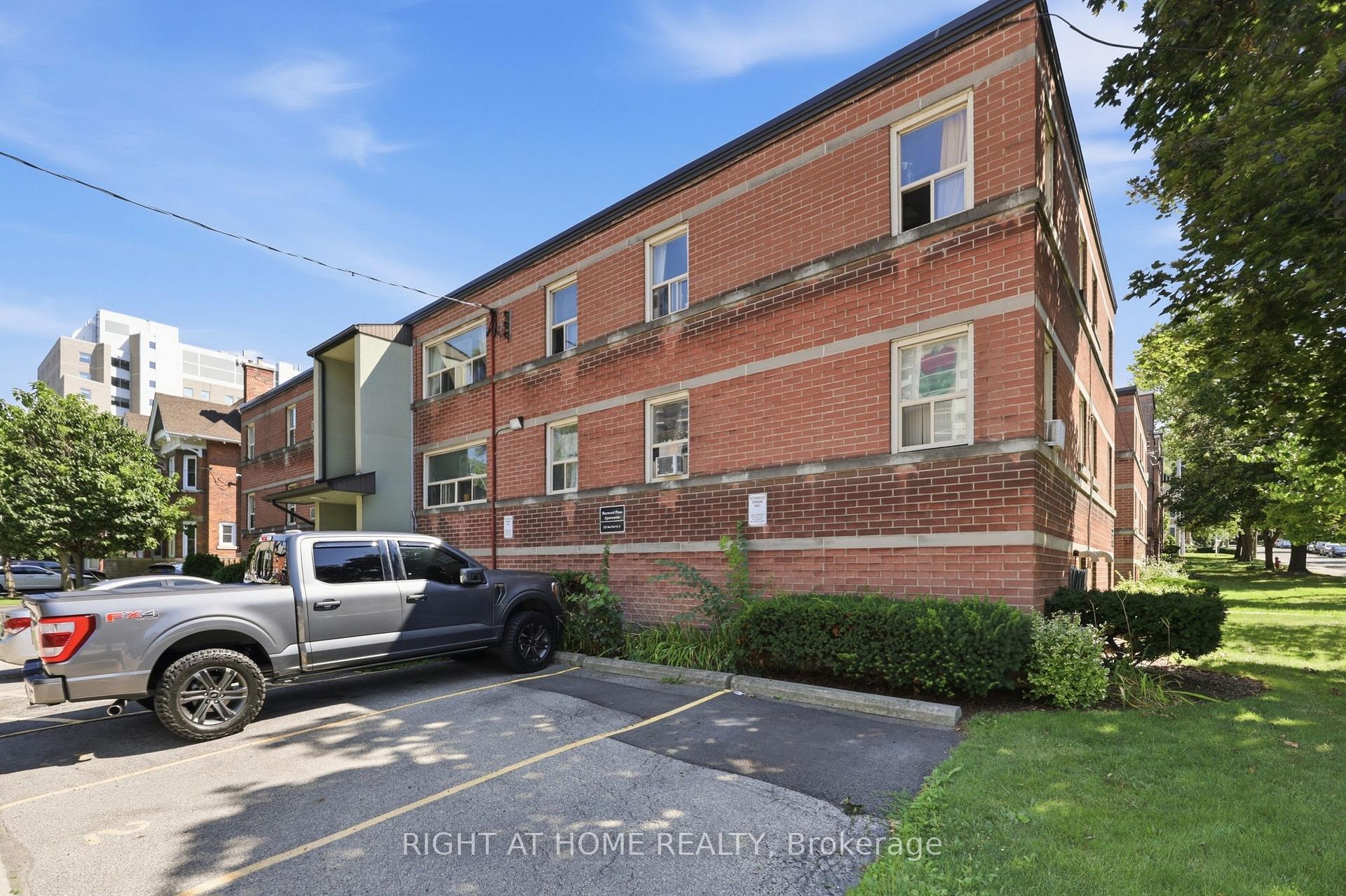 Photo 7 of Unit 11, 223 MacNab Street S, Hamilton, Durand — HOMEH