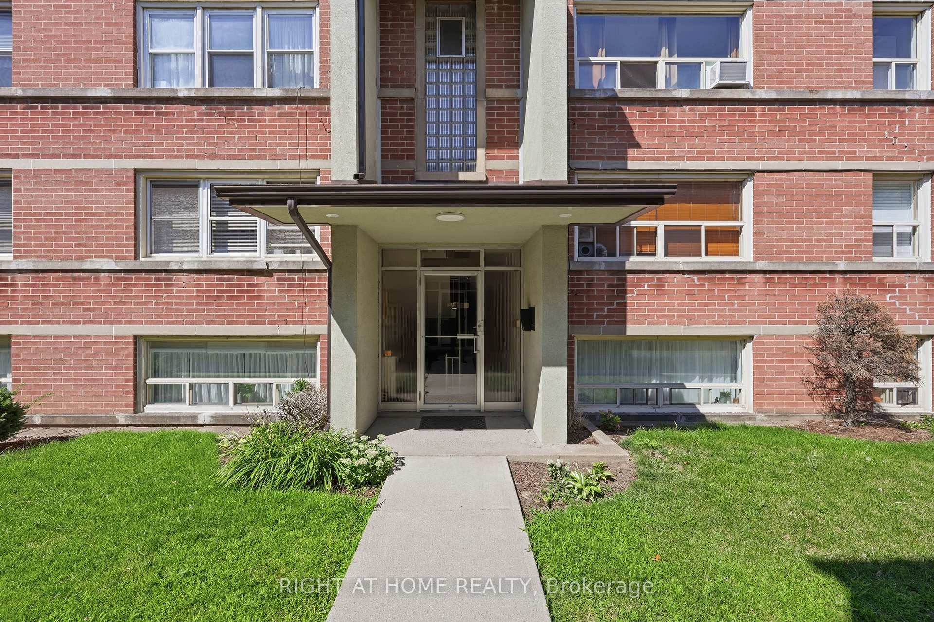 Photo 10 of Unit 11, 223 MacNab Street S, Hamilton, Durand — HOMEH