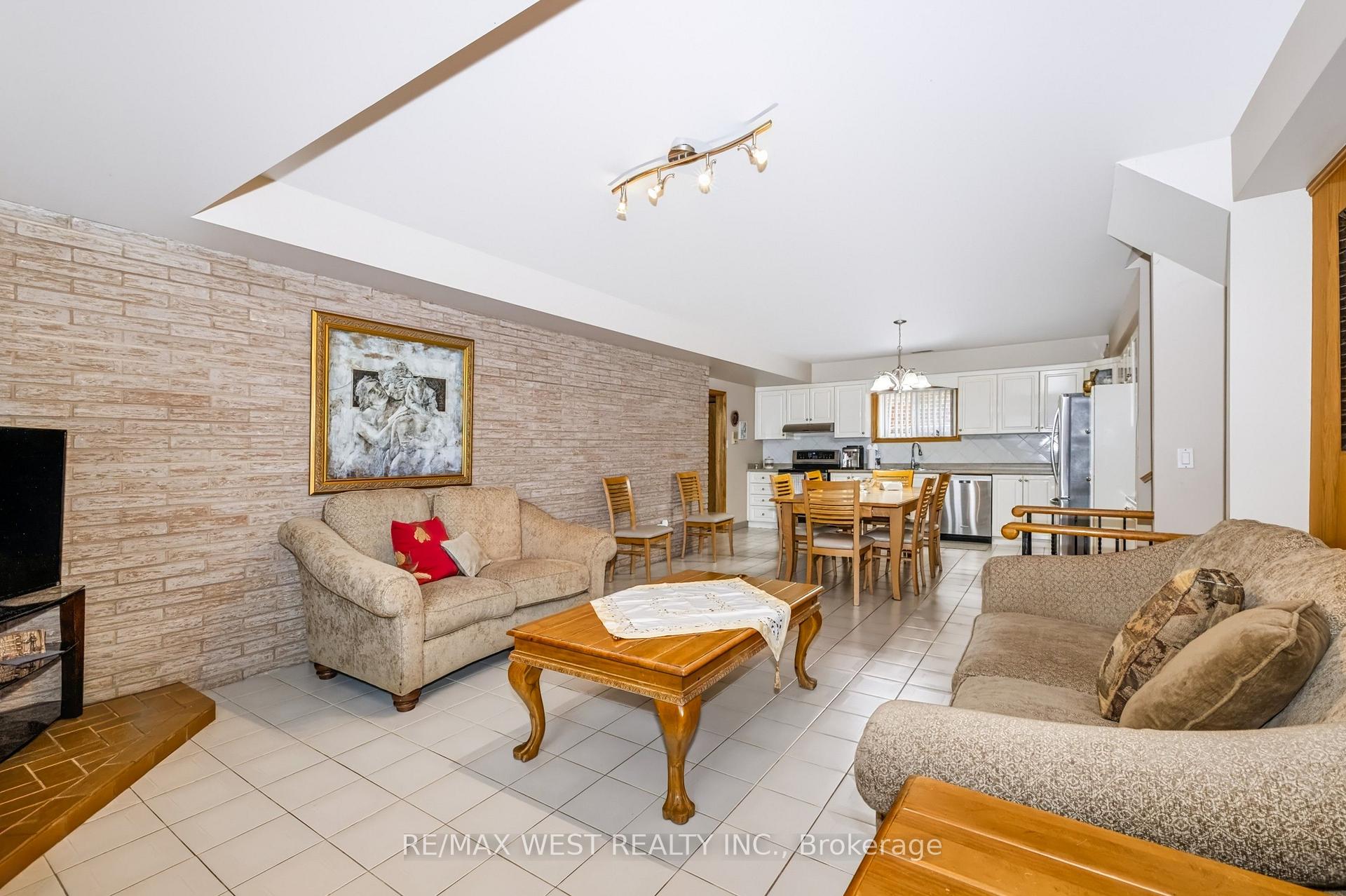 Photo 4 of 254 Maple Leaf Drive, North York, Rustic — HOMEH