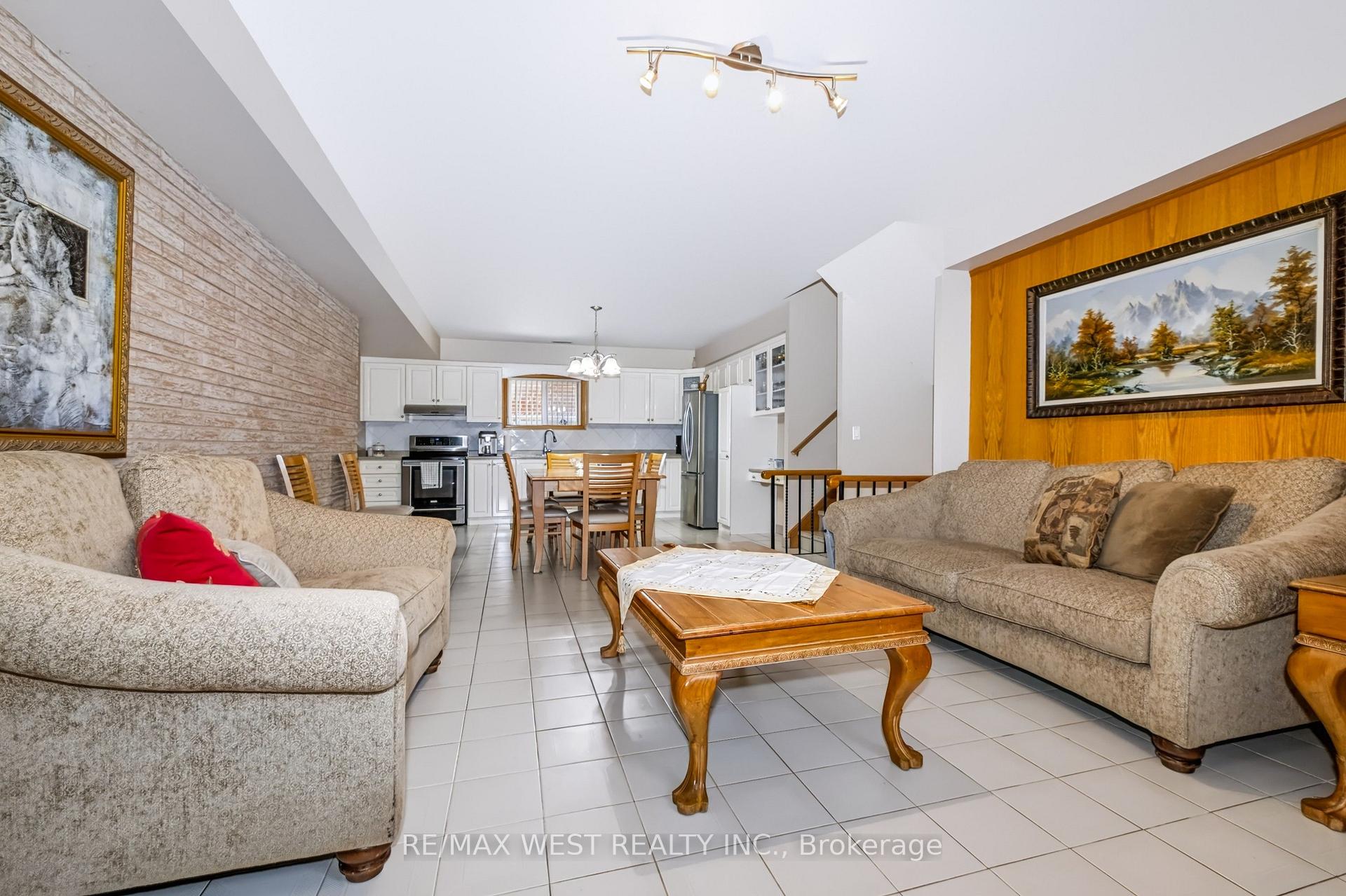 Photo 5 of 254 Maple Leaf Drive, North York, Rustic — HOMEH
