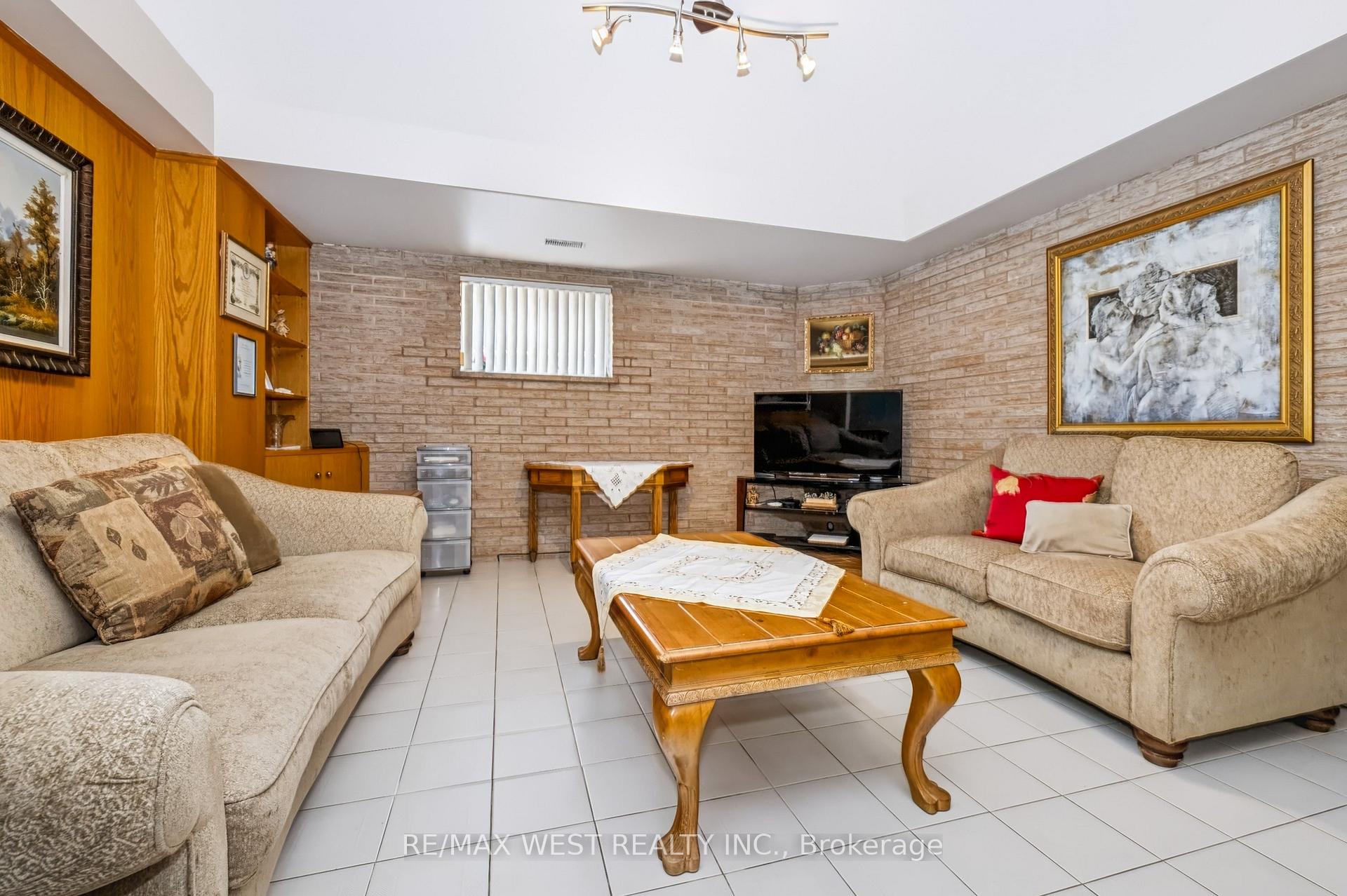 Photo 6 of 254 Maple Leaf Drive, North York, Rustic — HOMEH