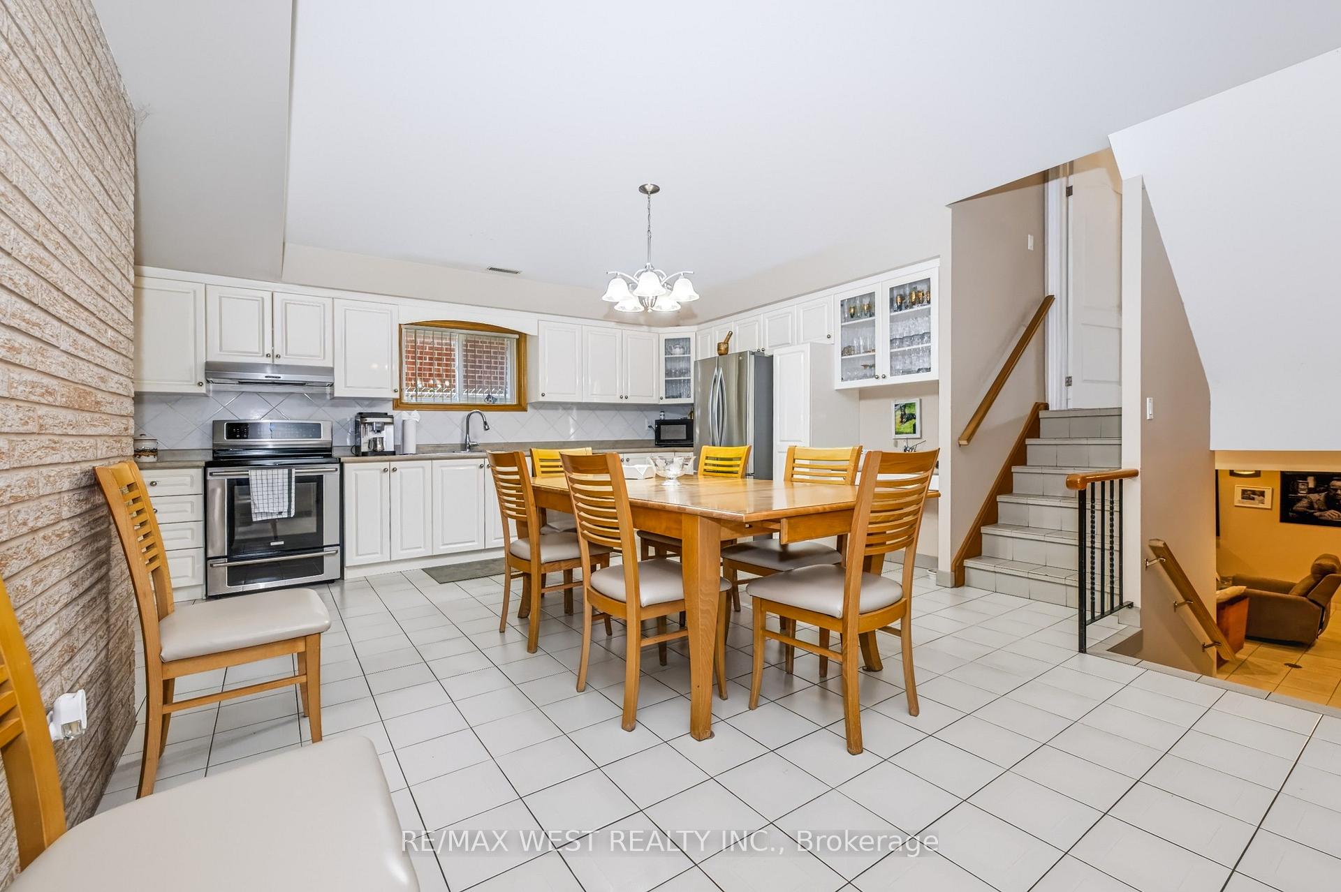 Photo 7 of 254 Maple Leaf Drive, North York, Rustic — HOMEH